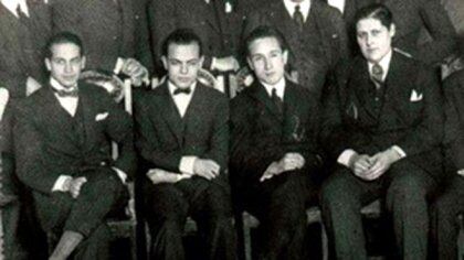 Los "Locos de la Azotea": Enrique Telémaco Susini (primero desde la derecha), que a los 29 años y junto a (izq. a der.) Luis Romero Carranza, César Guerrico y Miguel Mujica hicieron la primera transmisión radial.
