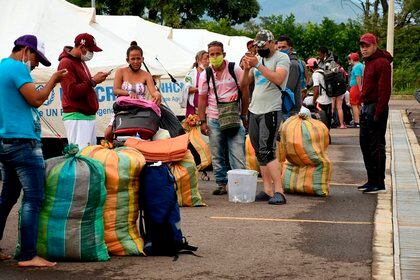 Fotografía cedida por la Secretaría de Fronteras de Colombia de ciudadanos venezolanos saliendo del refugio en Tienditas para ser trasladados al Puente Simón Bolívar y cruzar su país en Cúcuta (Colombia). EFE/Secretaría de Fronteras
