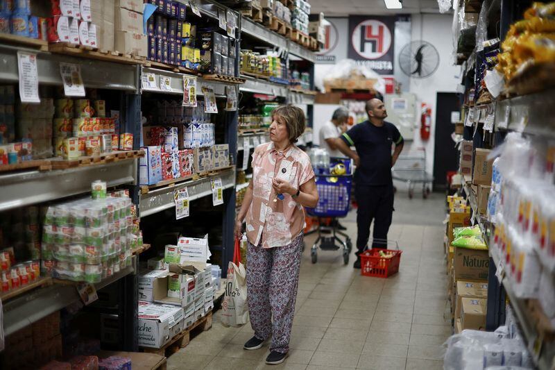 El impacto en la inflación del sinceramiento cambiario, ajustes de servicios públicos y privados, determinó que en diciembre la inflación fuera 25,5%, y se estima entre 20% a 23% en enero, 15% a 18% en febrero y 15% en marzo, aproximadamente (Reuters)