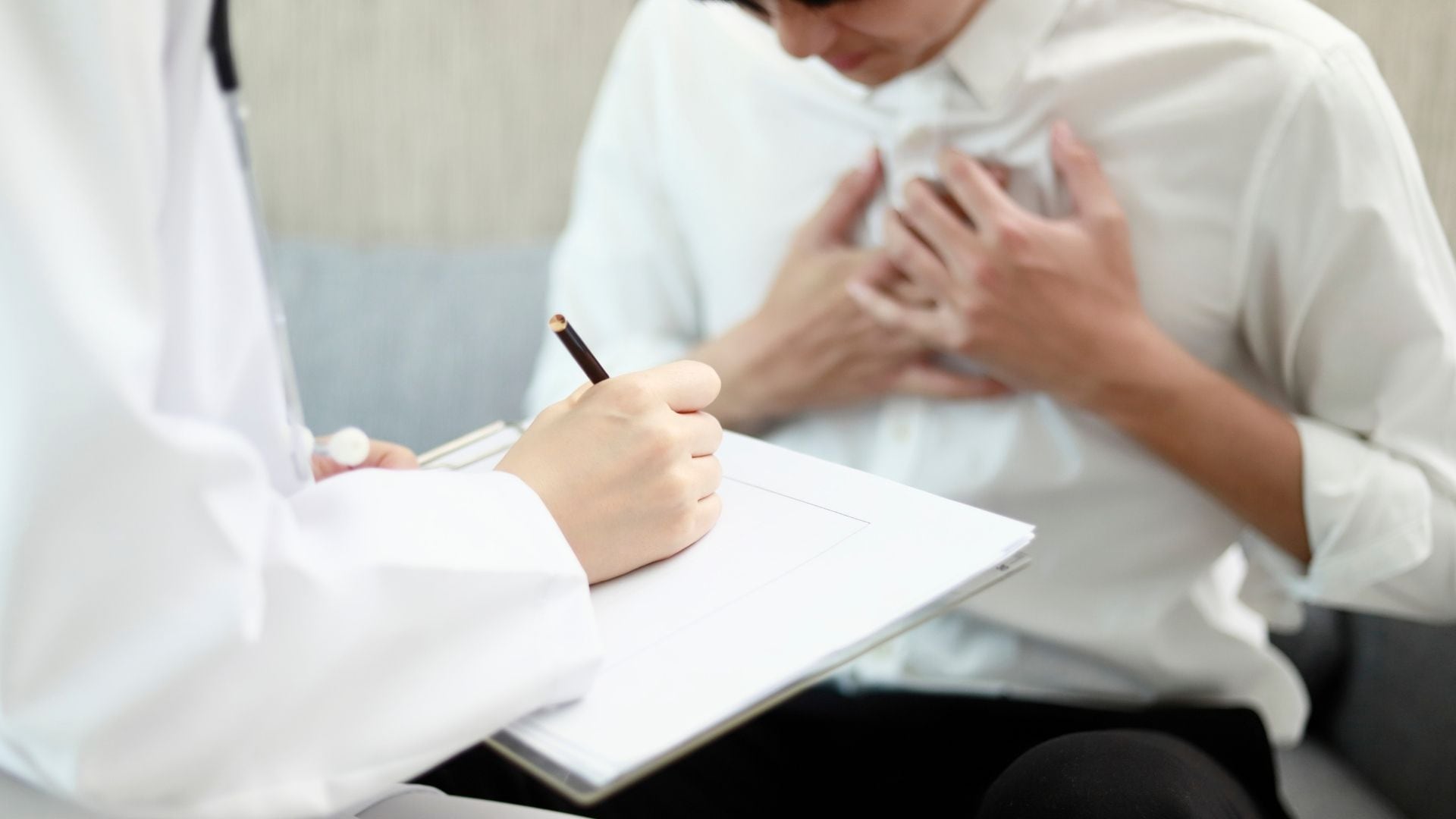 Síntomas como latidos irregulares, desmayos y falta de aire pueden indicar enfermedades en las válvulas cardíacas
Getty