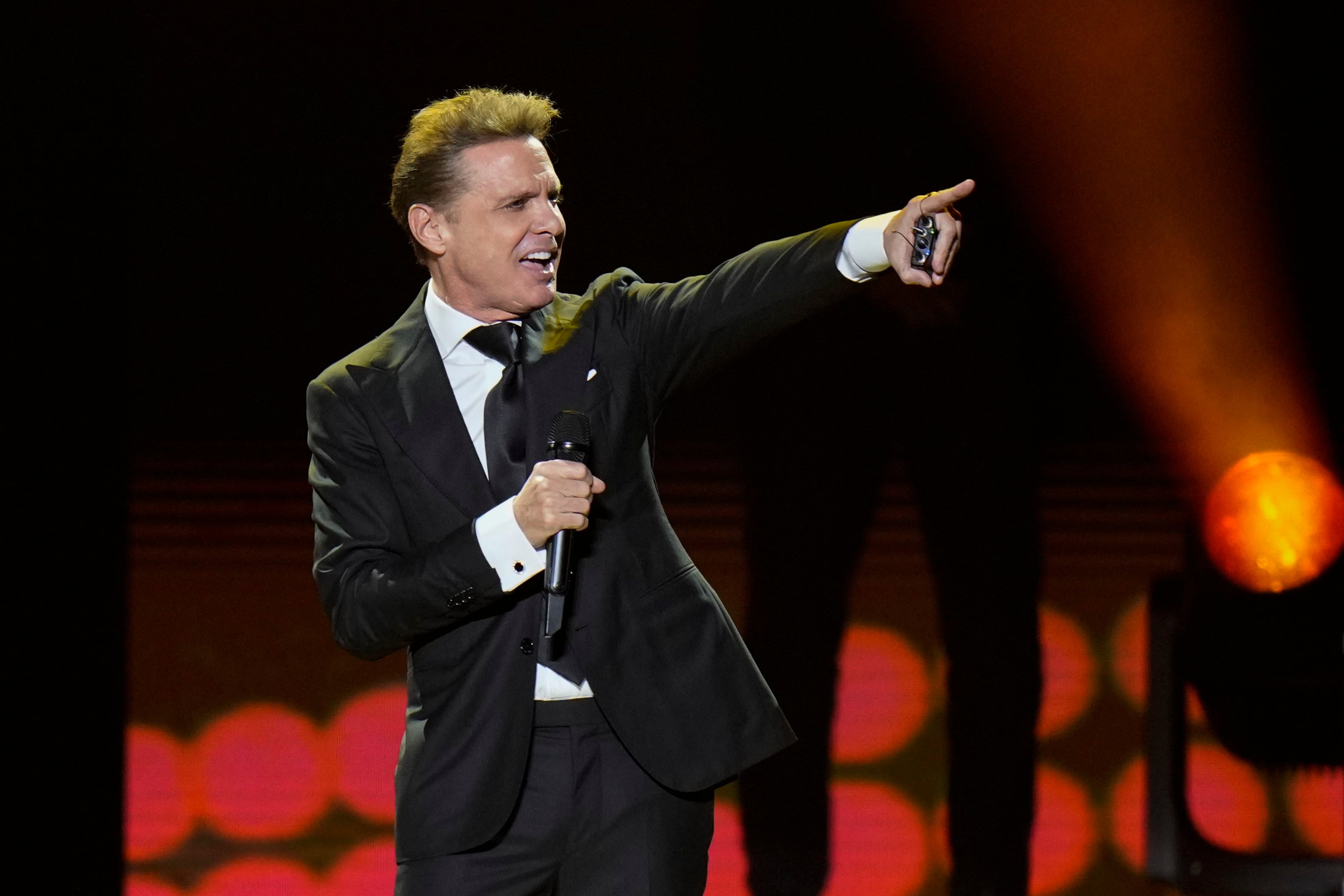 El cantante mexicano Luis Miguel se presenta en concierto en la Arena CDMX en la Ciudad de México, el martes 8 de octubre de 2024. (Foto AP/Eduardo Verdugo)