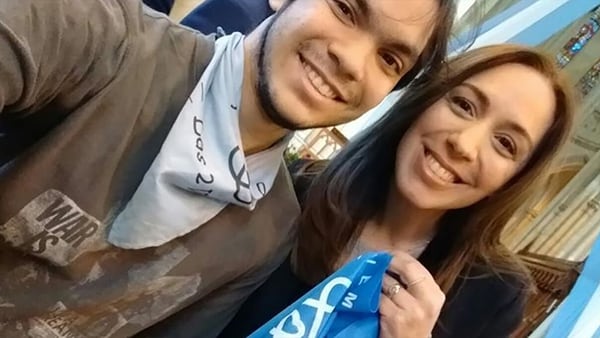 Vidal junto a un militante “pro vida” sosteniendo el pañuelo celeste que los identifica (Instagram)