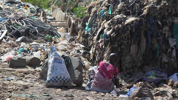 Una montaña de basura en la villa Dandora en Nairobi, Kenia. (Thomson Reuters Foundation/Nita Bhalla)
