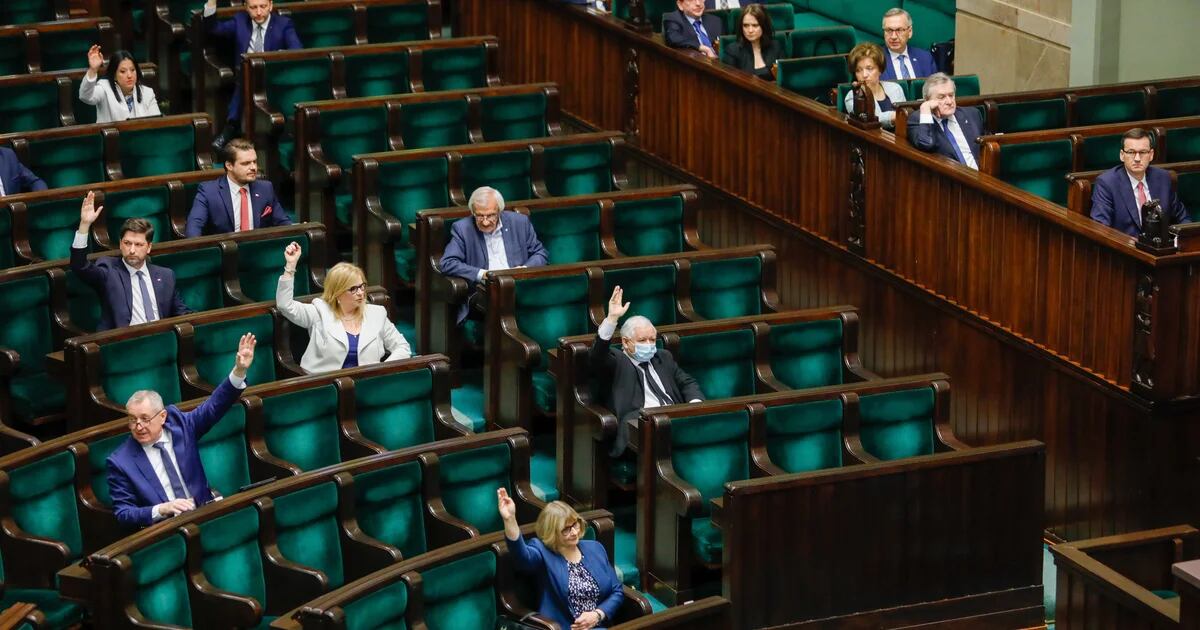 Polski parlament uchyla immunitet prorosyjskiego małżonka, który zgasił gaśnicą żydowski żyrandol