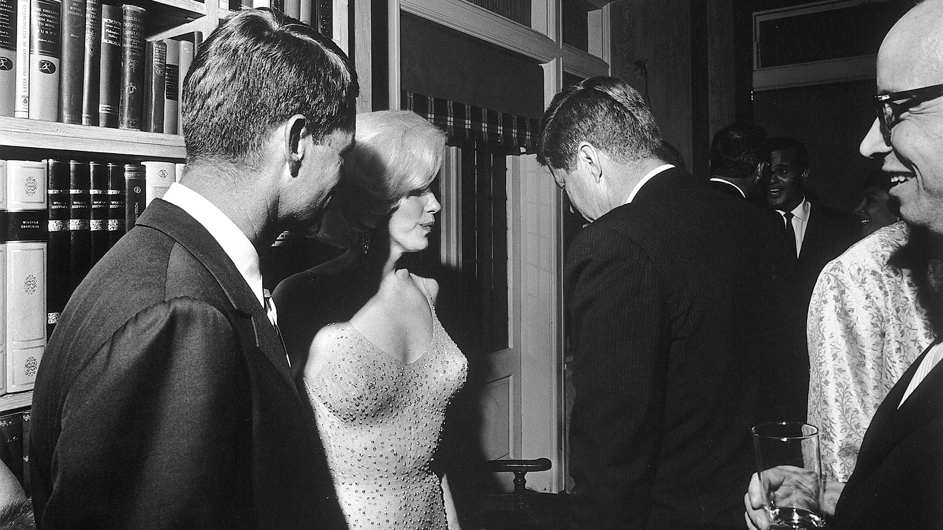 El presidente John F. Kennedy y su hermano Robert junto a Marilyn Monroe en el backstage de su presentación en el cumpleaños 45 de JFK
(Grosby)