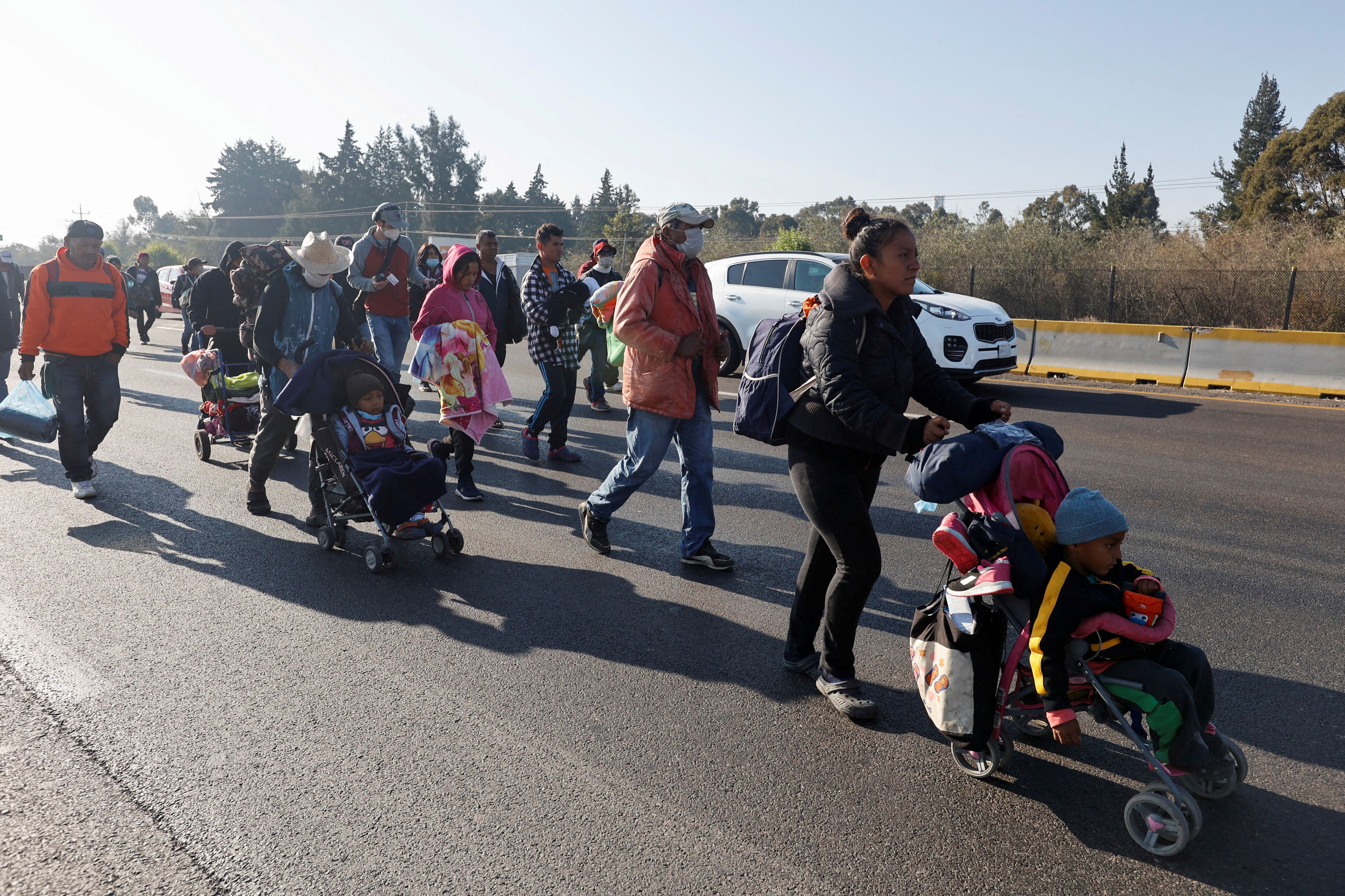 Los migrantes se dirigen a pie hacia la Ciudad de México (Foto:REUTERS/Imelda Medina)