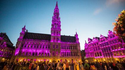 La plaza Grand Place de Bruselas, Bélgica, iluminada contra el Cáncer de Mama