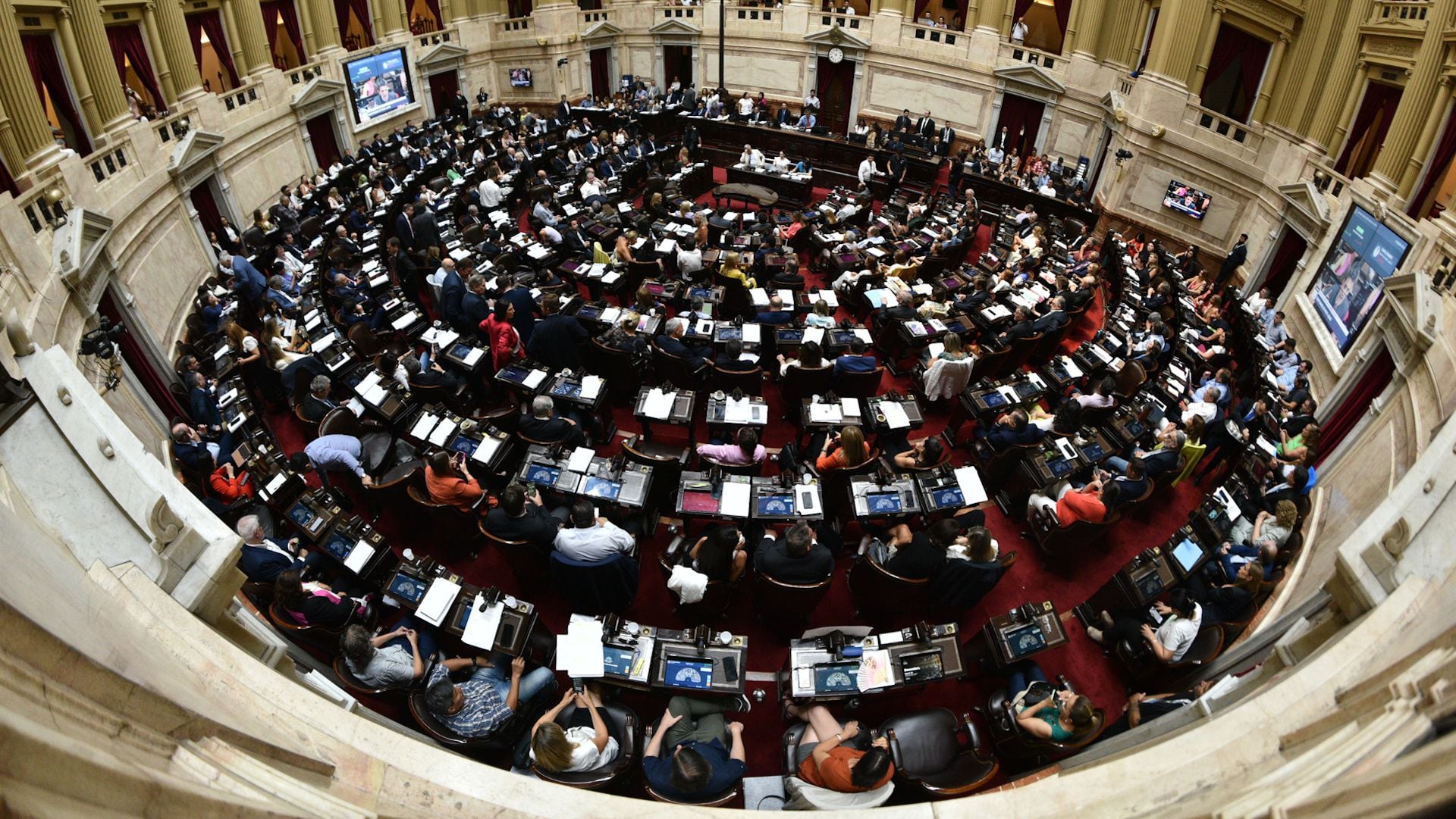 Debate de la Ley Ómnibus en el Congreso interior recinto portada