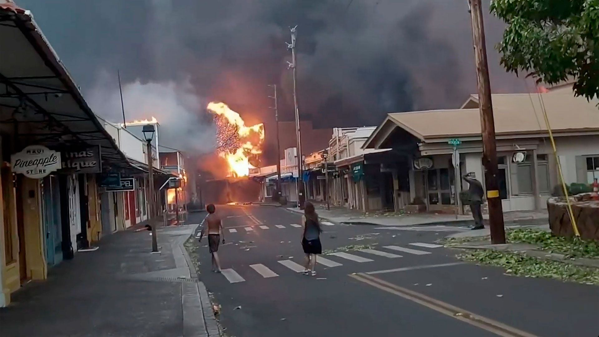 Los residentes de Maui denuncian que no se activaron las sirenas que debían alertar la presencia de fuego (AP)