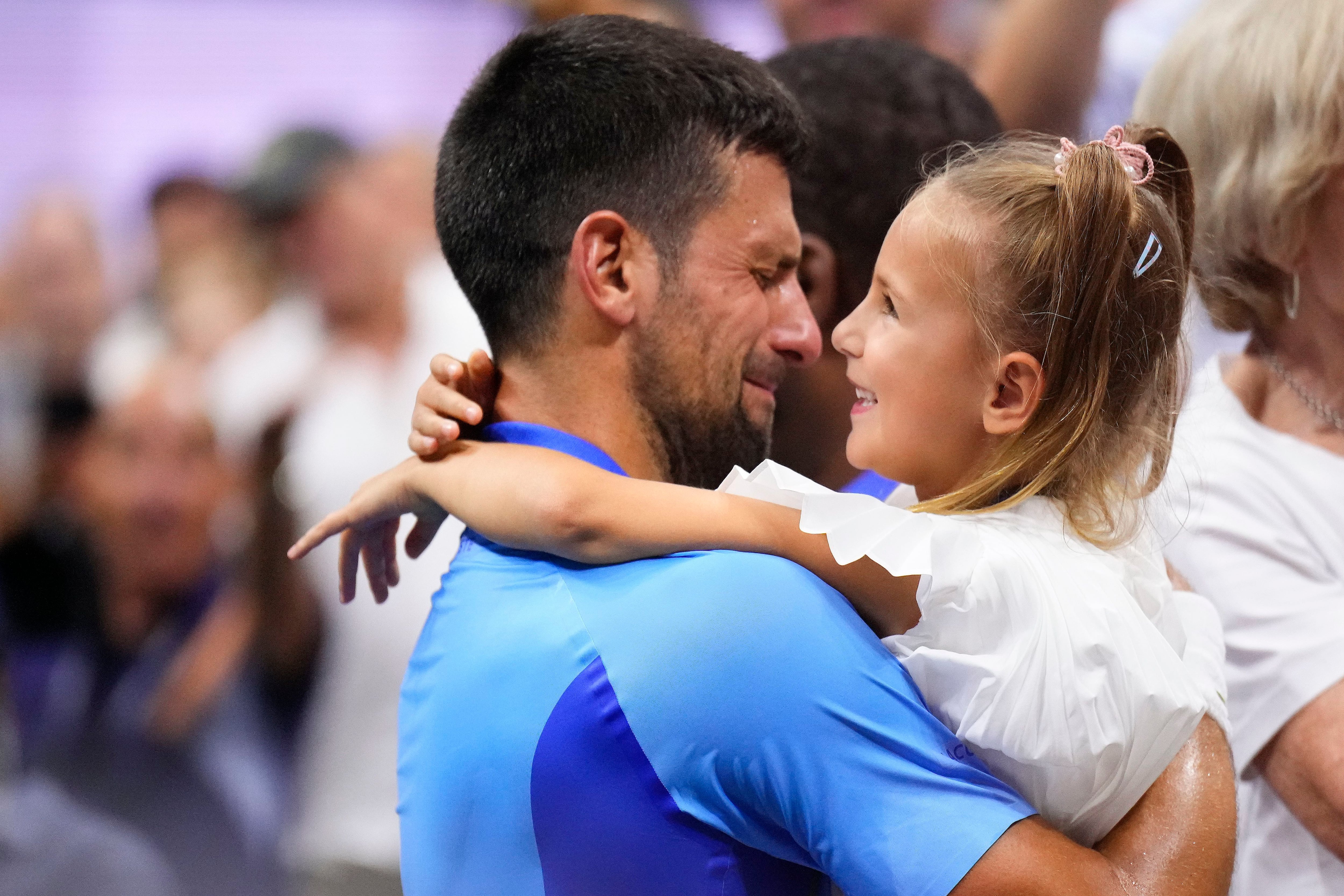 El sentido abrazo con su hija Tara, que lo llevó a romper en llanto (AP Foto/Manu Fernández)