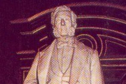 Martín Gregorio de Alzaga, inmortalizado en una estatua que se encuentra dentro de la iglesia de Santa Felicitas.
