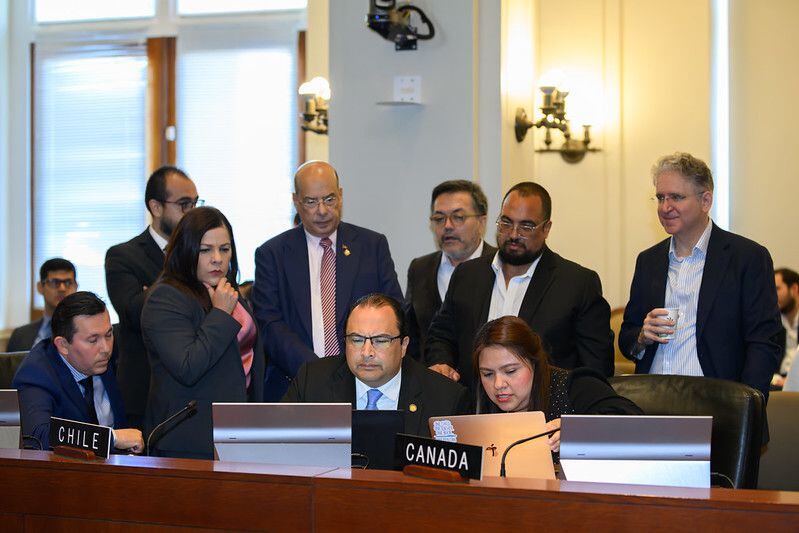 En la última sesión del Consejo Permanente, que discutía una declaración critica sobre su país, el canciller de Guatemala, Mario Búcaro, se sentó en la banca de Chile, uno de los promotores de la declaración, para sugerir cambios (FOTO: OEA)