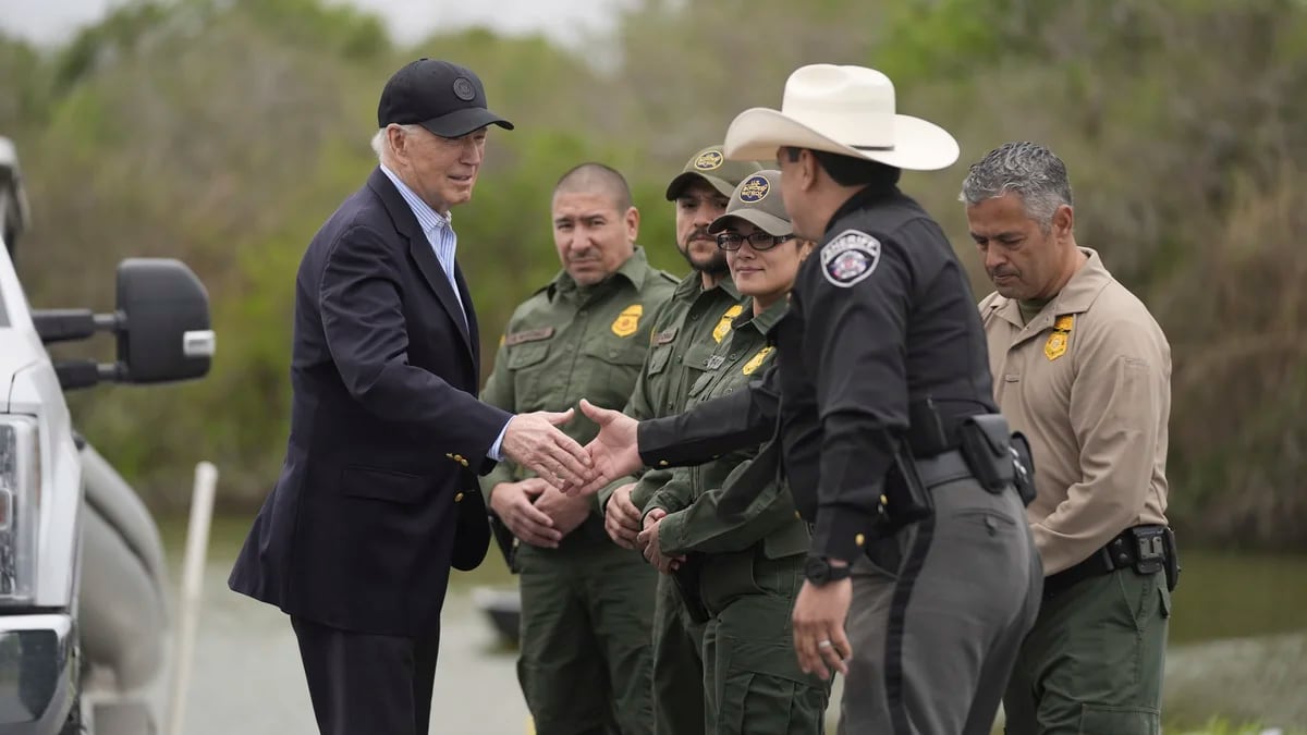Joe Biden ordenó el cierre temporal de la frontera con México ante el creciente número de migrantes - Infobae