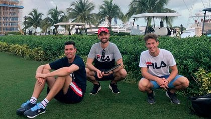 El Peque en las Bahamas, junto a su equipo