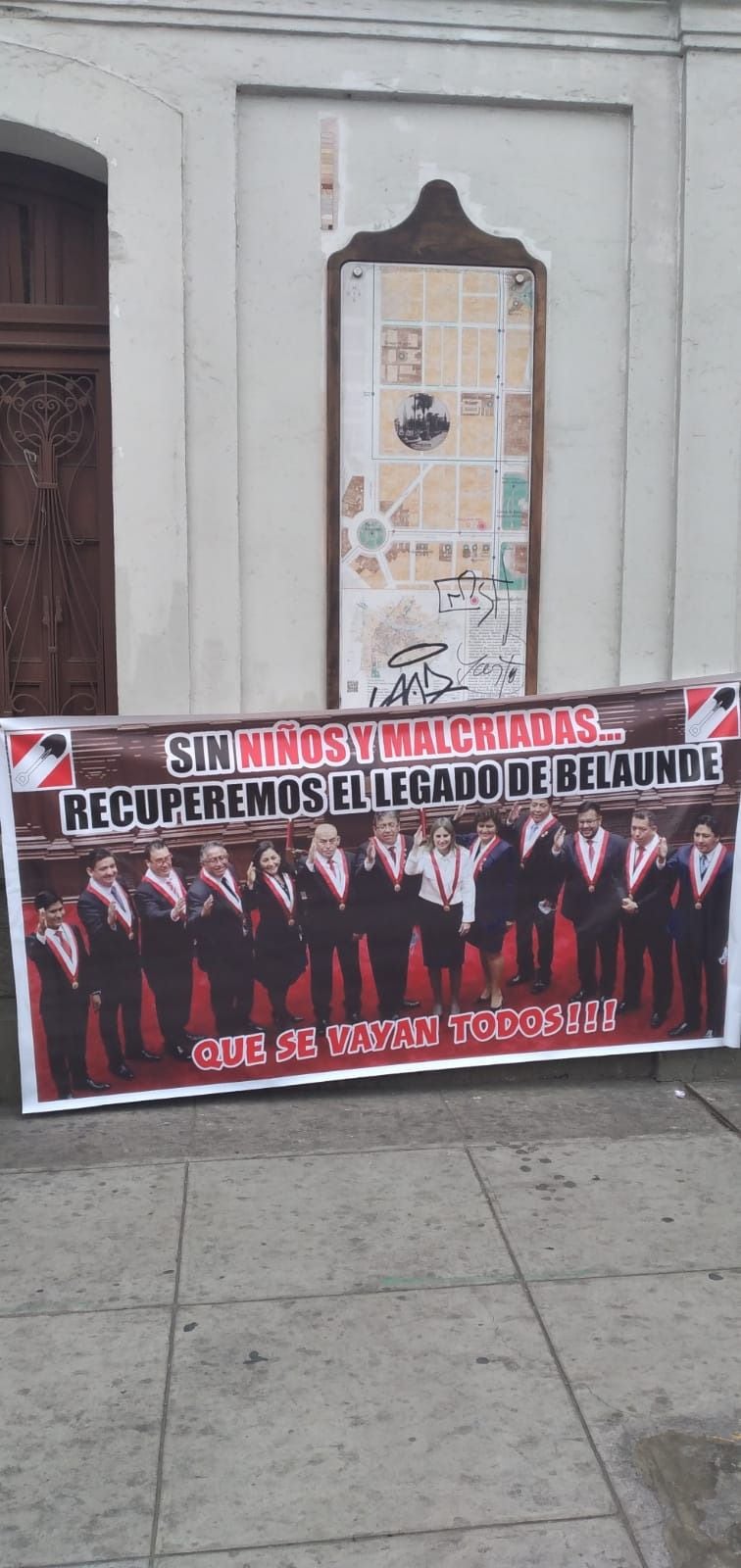 Cartel afuera de la sede de Acción Popular donde se aborda la crisis interna. Foto: René Zubiate.