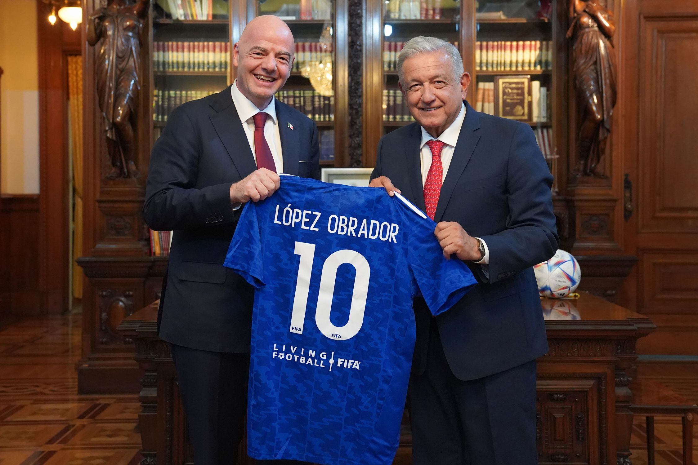 AMLO recibió al presidente de la FIFA, Gianni Infantino, acompañado de Emilio Azcárraga, Marcelo Ebrard y Yon de Luisa (Foto: Twitter/@lopezobrador_)