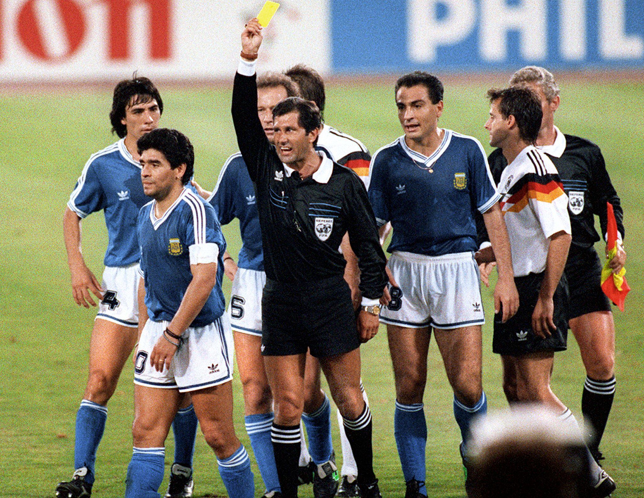 Una imagen emblemática: Codesal amonesta a Maradona en la final del 90 (Foto: Grosby)