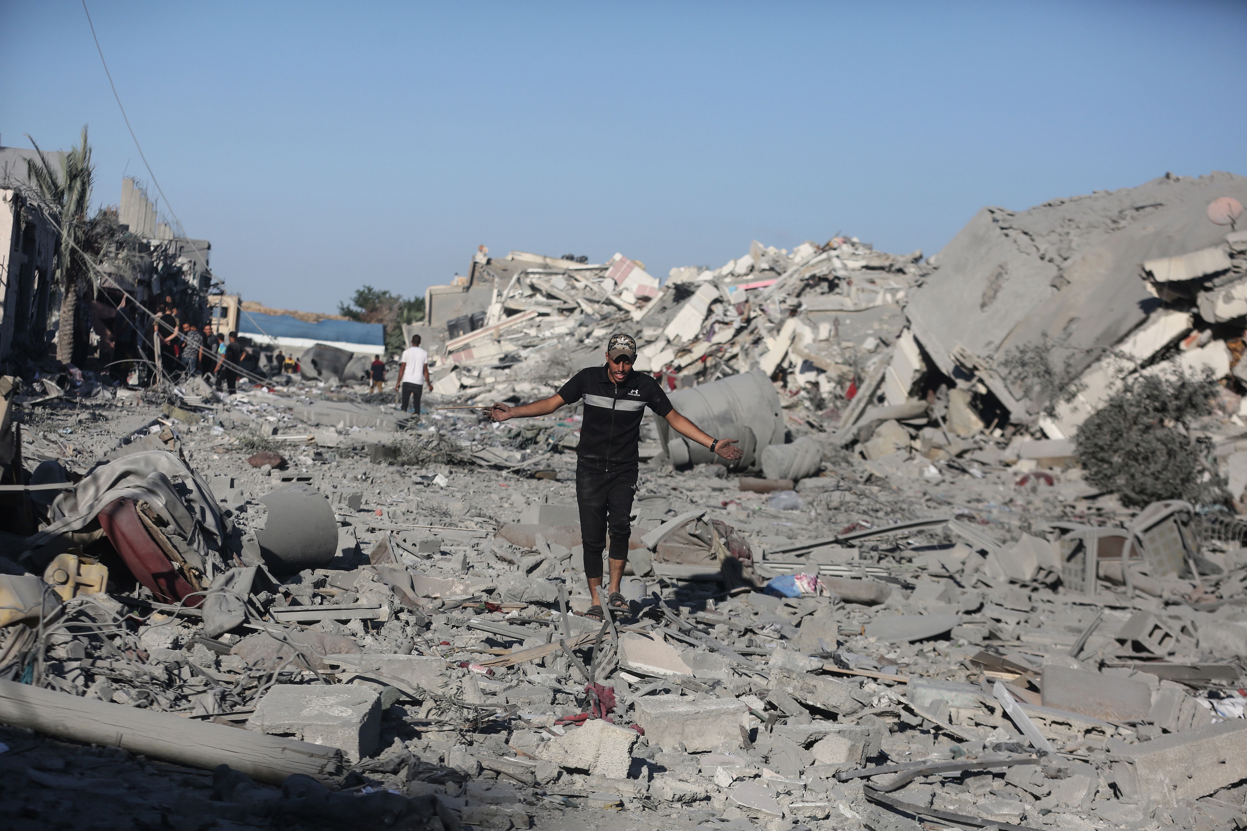 Un hombre palestino inspecciona los edificios destruidos tras los ataques aéreos israelíes sobre Madinat al-Zahra, cerca de Jan Yunis, al sur de la ciudad de Gaza (DPA)