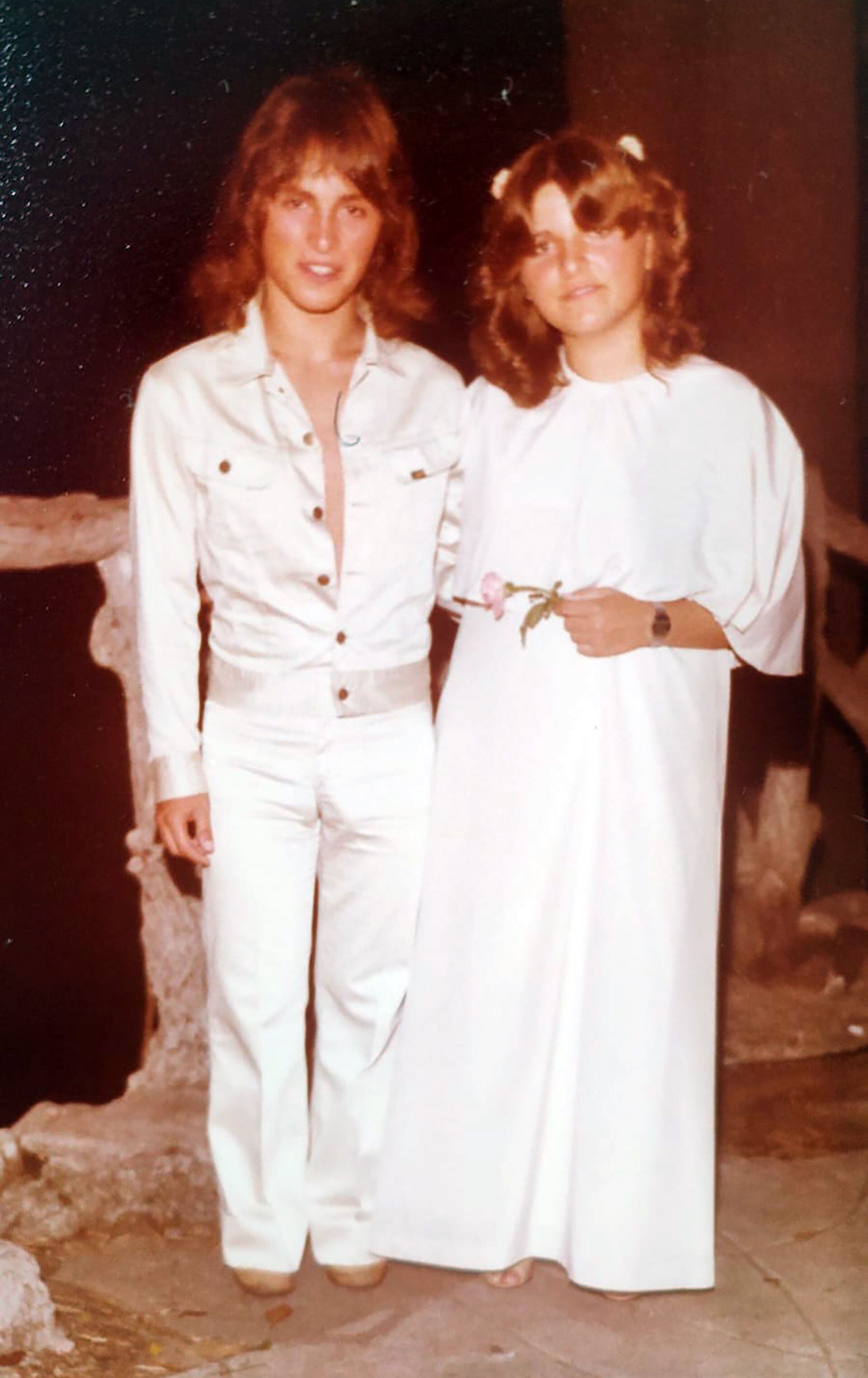 Junto a su hermana en los años '70 vestido con un estilo de glam rock
