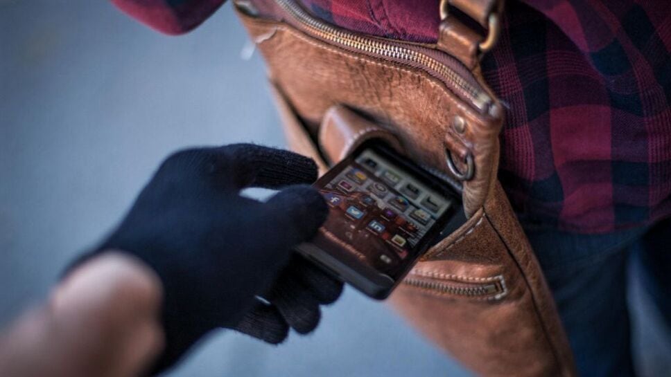 Ladrão roubando um dispositivo Android. (foto: TV Azteca)