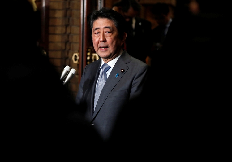 El gobierno del primer ministro japonés Shinzo Abe denunció el miércoles que Corea del Norte había disparado un misil hacia su Zona Económica Exclusiva (REUTERS/Issei Kato)