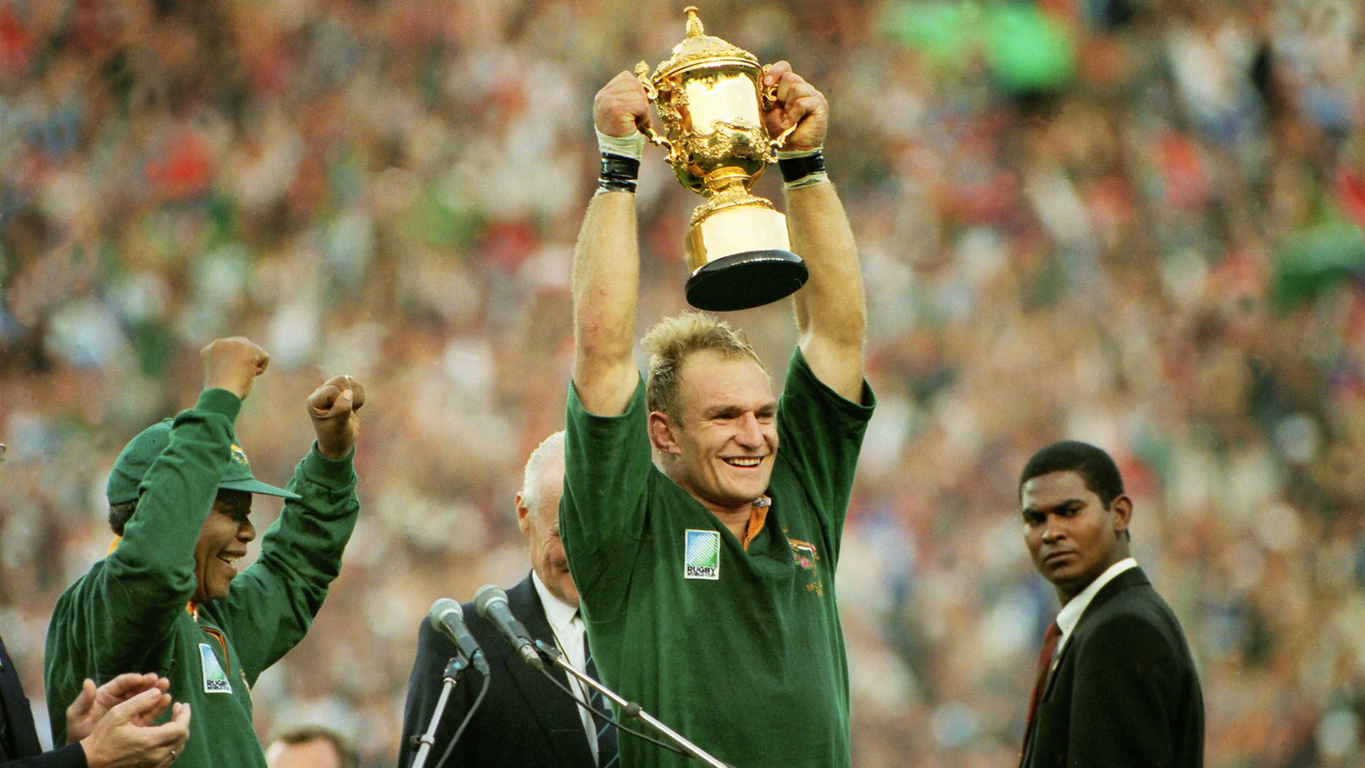 Nelson Mandela celebra que Francois Pienaar levanta la copa de campeón (Shutterstock)