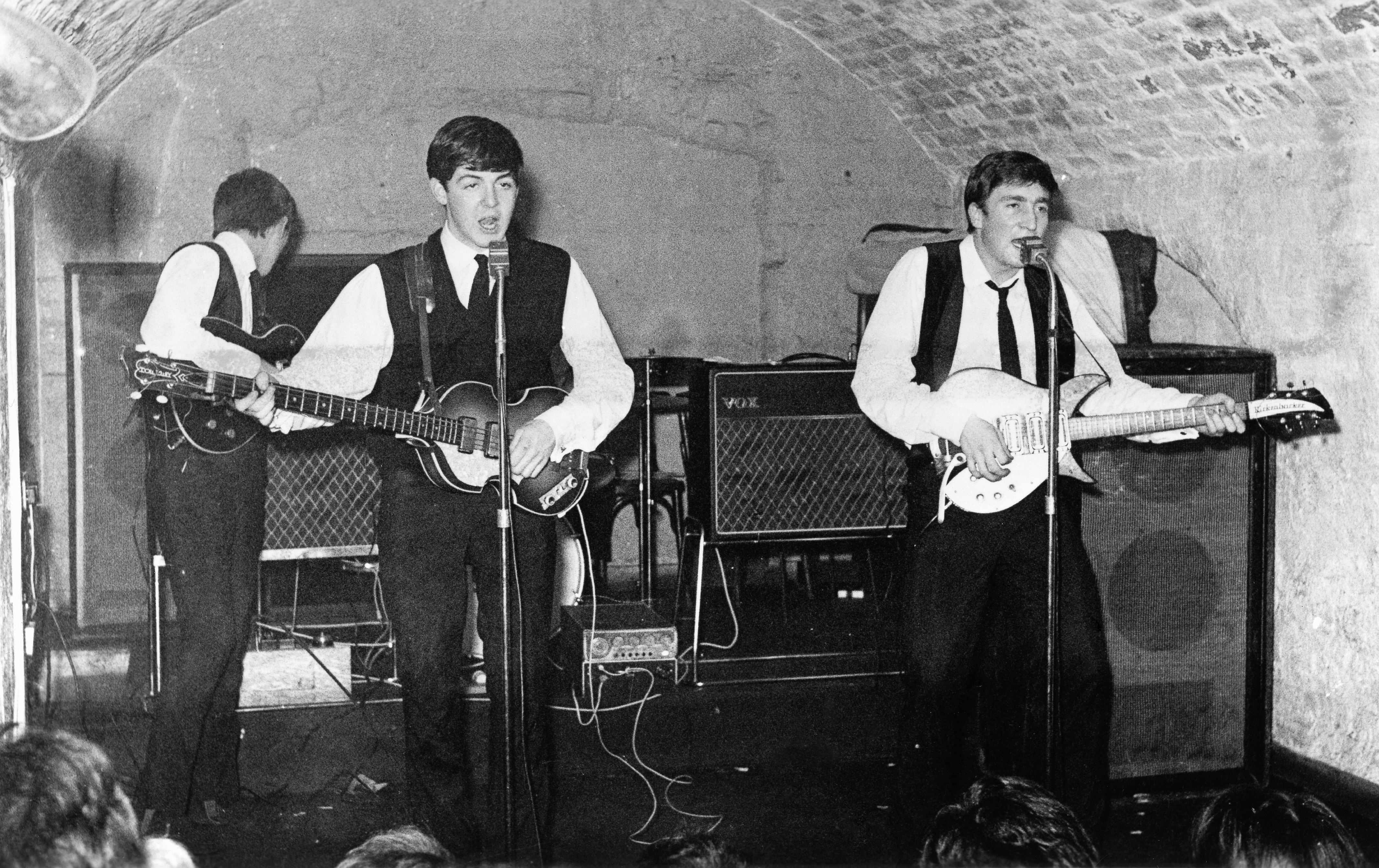 Hace 60 años, los Beatles daban su último show en The Cavern, el sitio que se había convertido en su residencia artística. Allí brindaron casi 300 shows (Photo by Michael Ochs Archives/Getty Images)