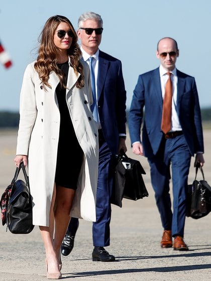 La consejera de la Casa Blanca, Hope Hicks, el asesor de seguridad nacional Robert O'Brien y el asesor principal de la Casa Blanca, Stephen Miller, caminan hacia el Air Force One cuando parten de Washington con el presidente de Estados Unidos, Donald Trump, para realizar una excursión a Ohio en la base conjunta Andrews, Maryland.  REUTERS / Tom Brenner?