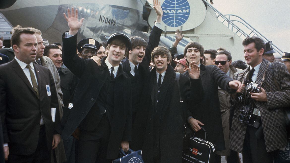 Los Beatles llegan al Aeropuerto Internacional John F. Kennedy de Nueva York el 7 de febrero de 1964. Éste fue el año en que la Beatlemanía se extendió por los Estados Unidos (AP)