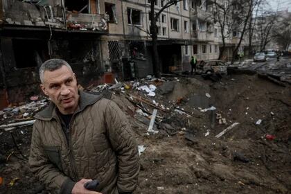 El alcalde de Kiev, Vitali Klitschko, visita el lugar donde se encuentra un edificio de apartamentos dañado durante un ataque con misiles rusos (REUTERS/Gleb Garanich)