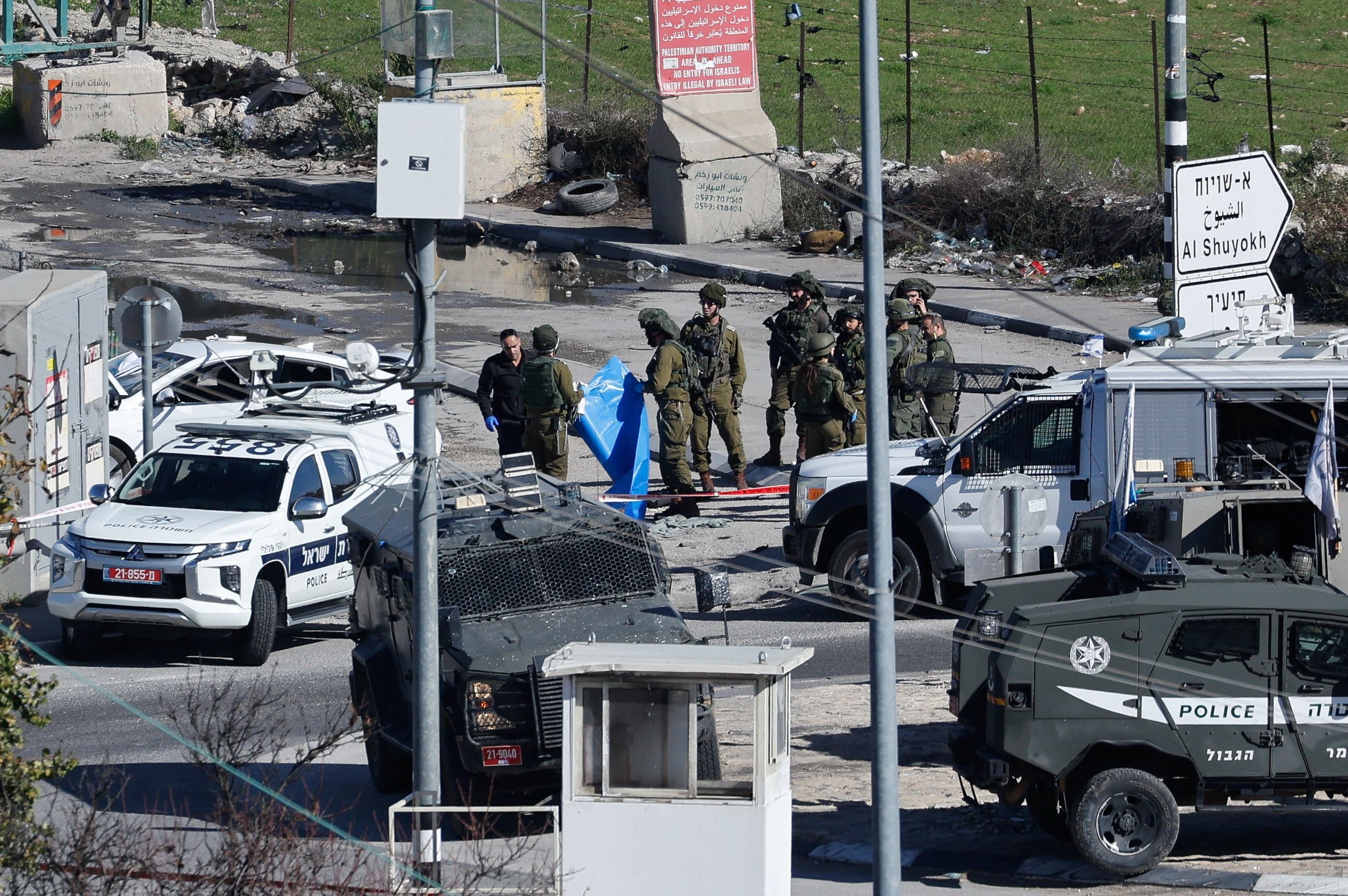 Tropas israelíes se reúnen en el lugar de un incidente de seguridad, cerca de Hebrón, en Cisjordania, 20 de diciembre de 2023. REUTERS/Mussa Qawasma
