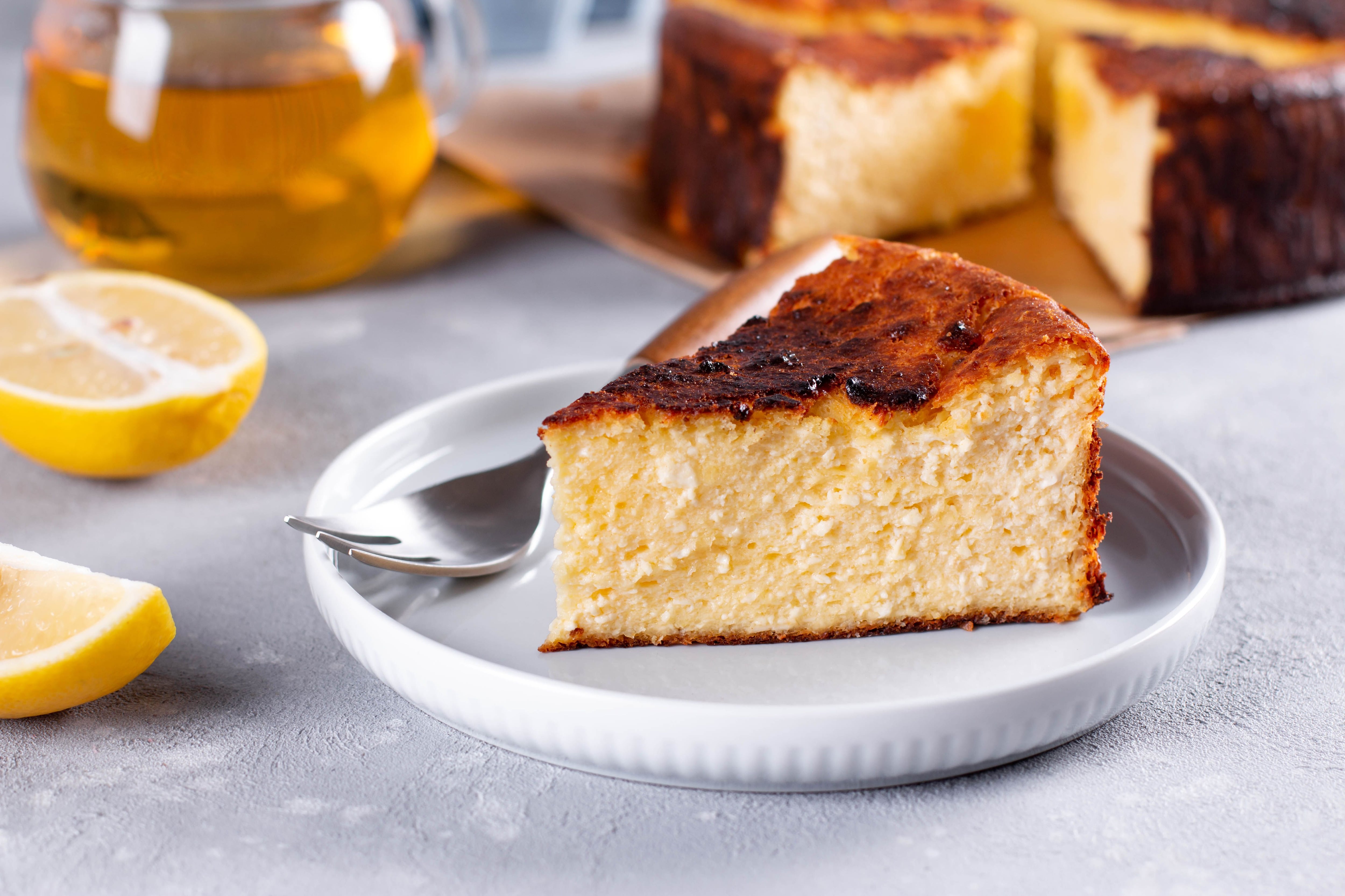 Una tarta de queso que es suave, sin corteza, horneada en un horno muy caliente con el fin de que la parte superior se caramelice - crédito Shutterstock