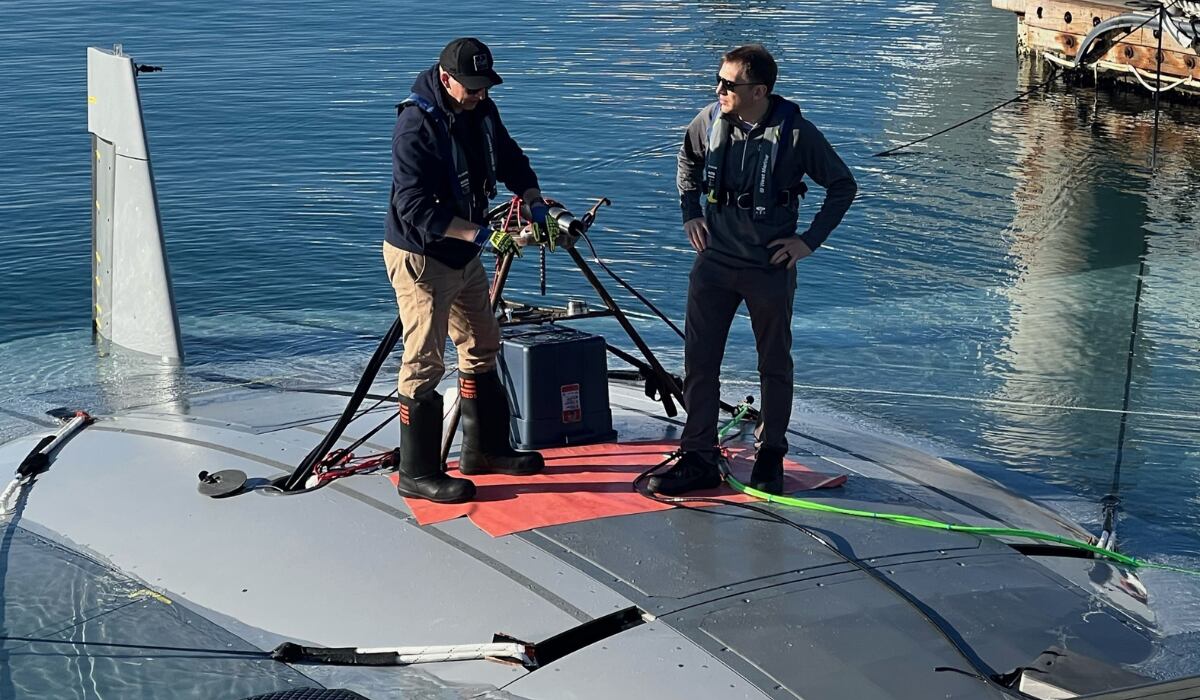 Este UUV enorme y modular sorprende por su diseño, que combina la inspiración natural de las mantarrayas con una estética futurista. (DARPA)