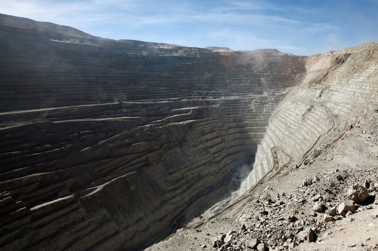 La mayor explotación de cobre se da en el norte del país. En la foto una vista del rajo de la mina de cobre Chuquicamata en las afueras de Calama (REUTERS/Iván Alvarado)