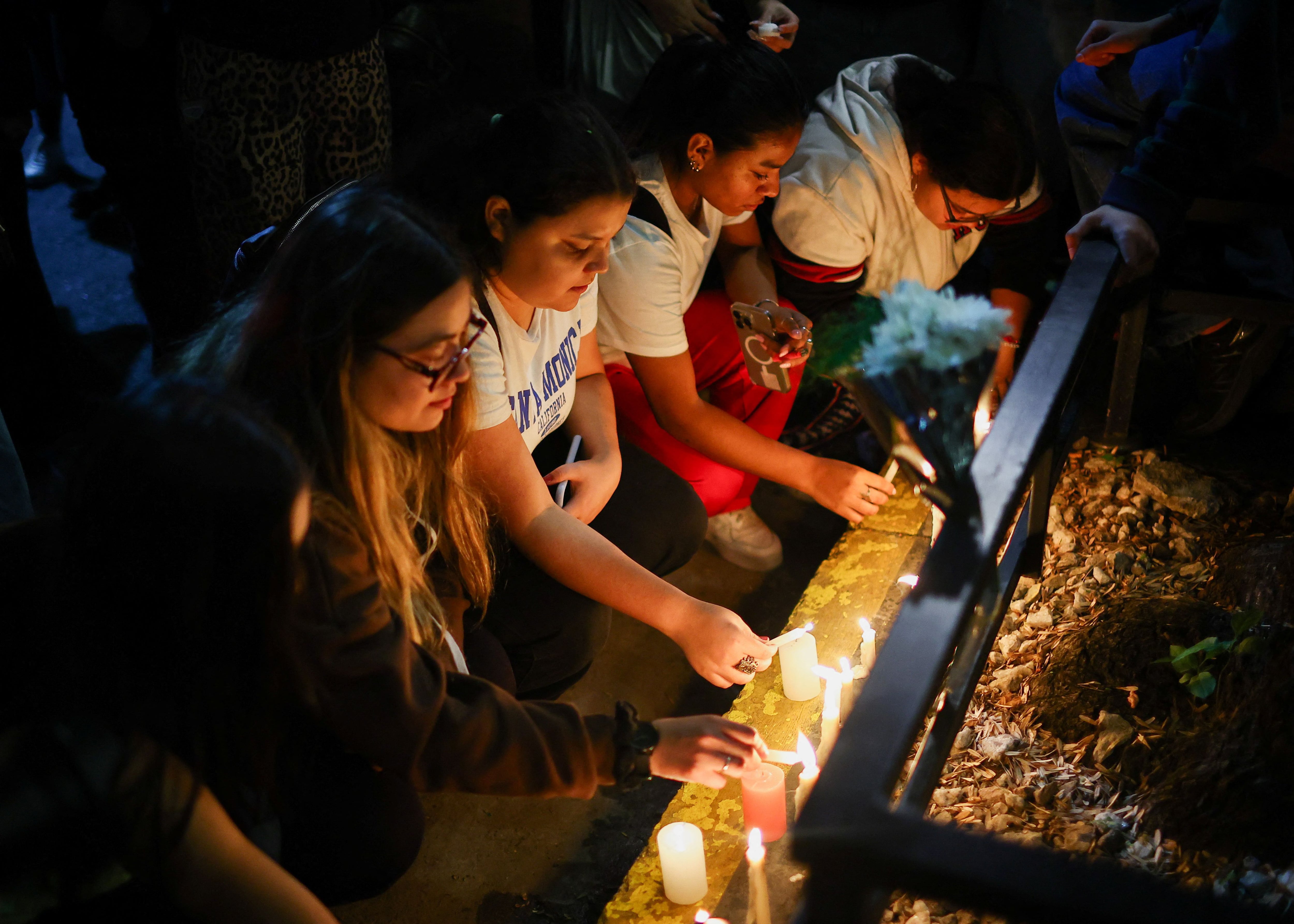 En Buenos Aires, seguidores de Payne realizaron una vigilia frente al hotel Casa Sur en su memoria. (REUTERS/Agustin Marcarian)