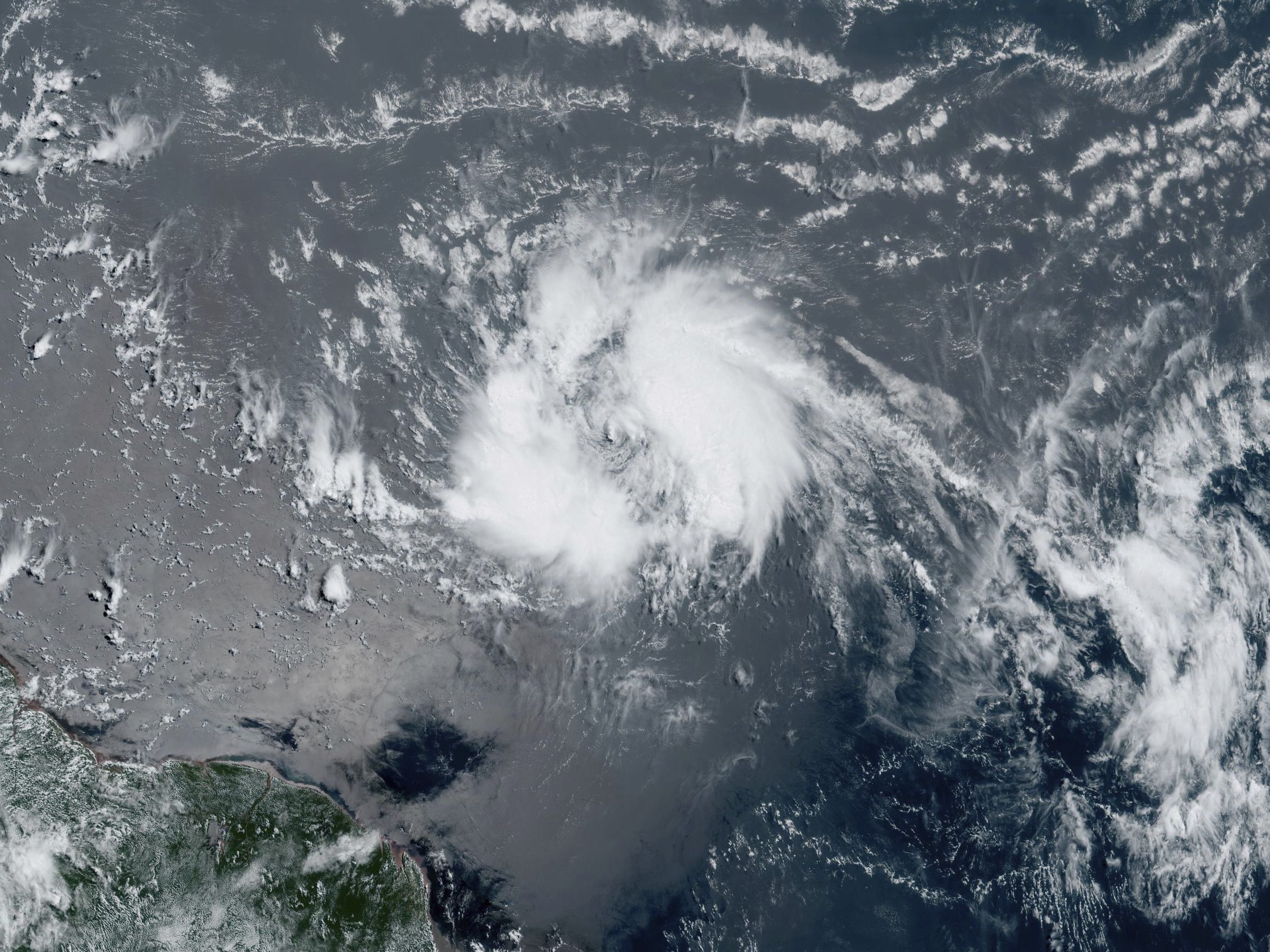 El fenómeno de las ondas tropicales puede provocar tormentas como Bret en el Caribe. (NOAA via AP).