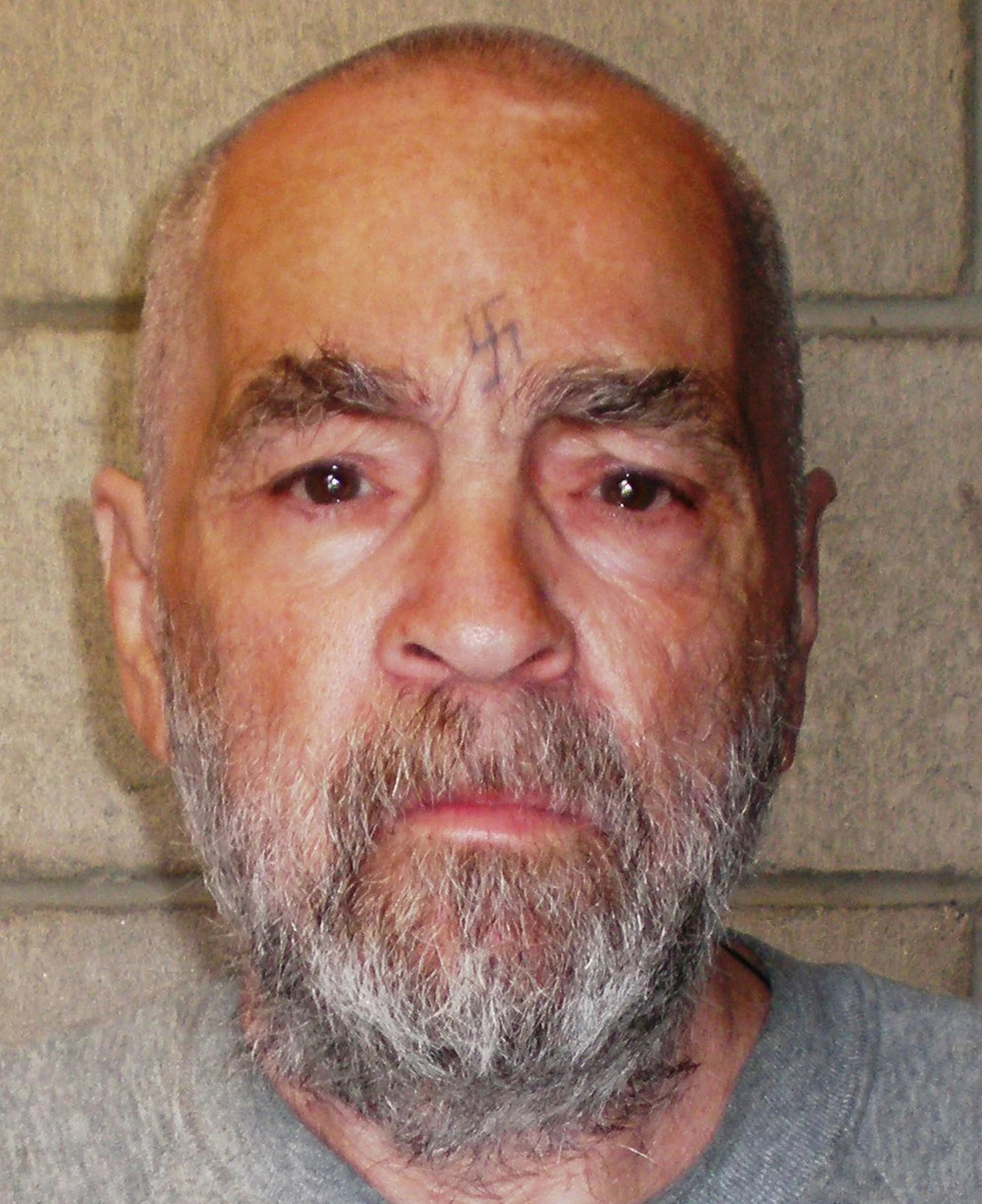 Charles Manson, entonces de 74 años, posa para una foto el 18 de marzo de 2009 en la Prisión Estatal de Corcoran, California. Manson estaba cumpliendo cadena perpetua por conspirar para asesinar a siete personas durante los asesinatos de la "familia Manson" en 1969 (Departamento de Correcciones y Rehabilitación de California a través de Getty Images)
