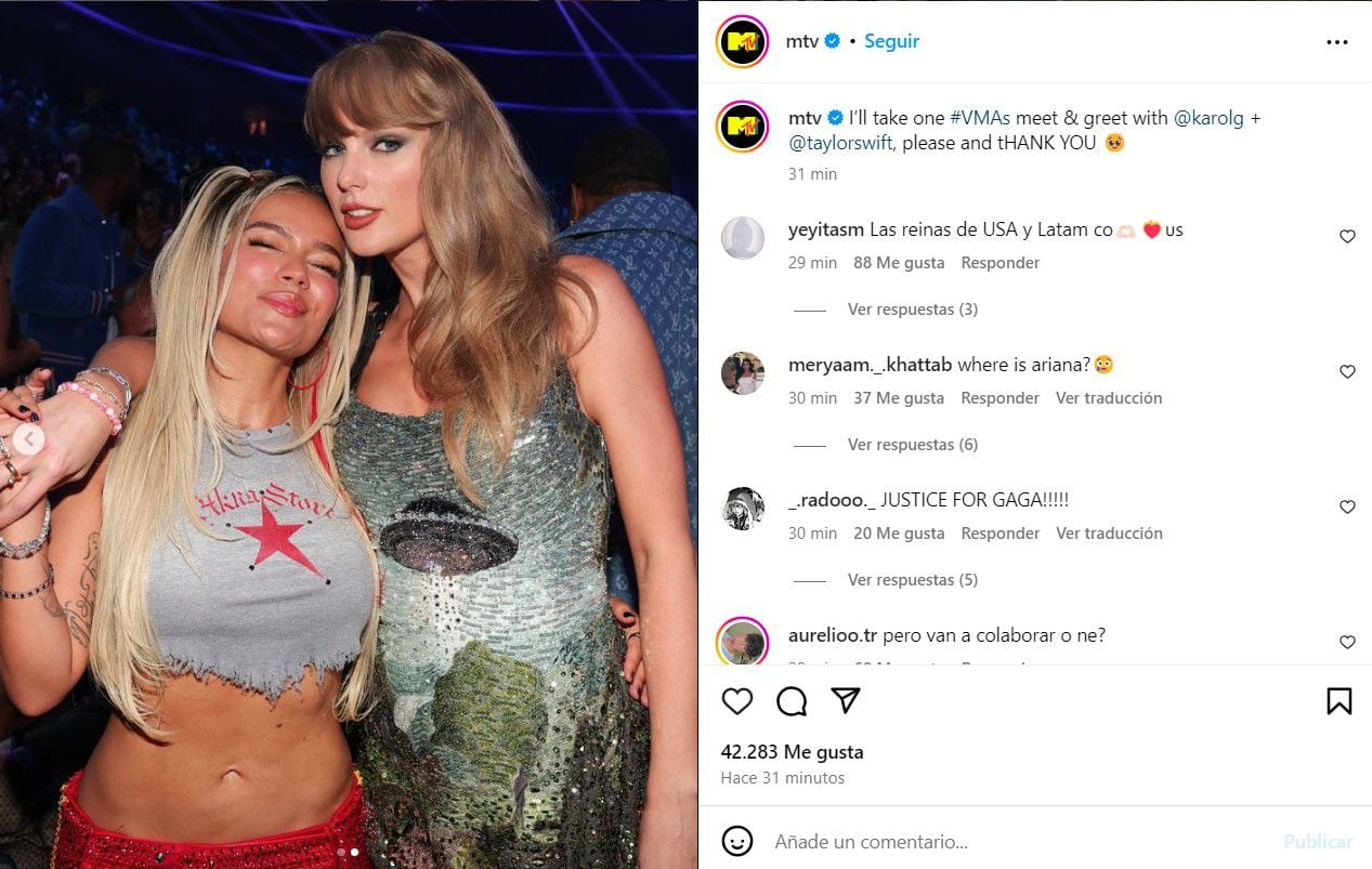 Karol G y Taylor Swift, dos de las más comentadas de los VMAs, no desaprovecharon la oportunidad de posar juntas ante las cámaras - crédito MTV