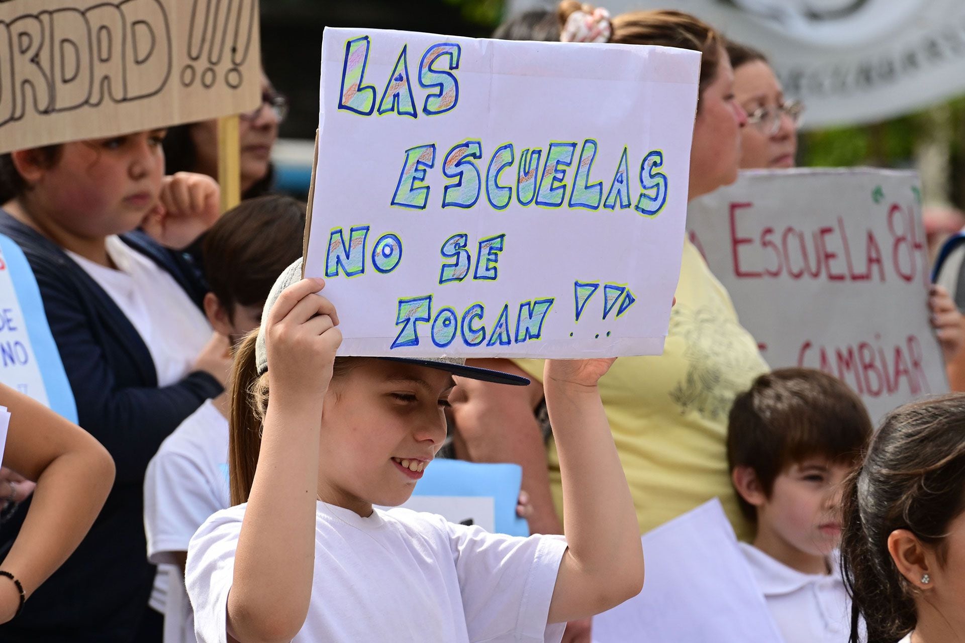 Tras las balaceras en escuelas rosarinas, docentes y alumnos se movilizan en reclamo de seguridad