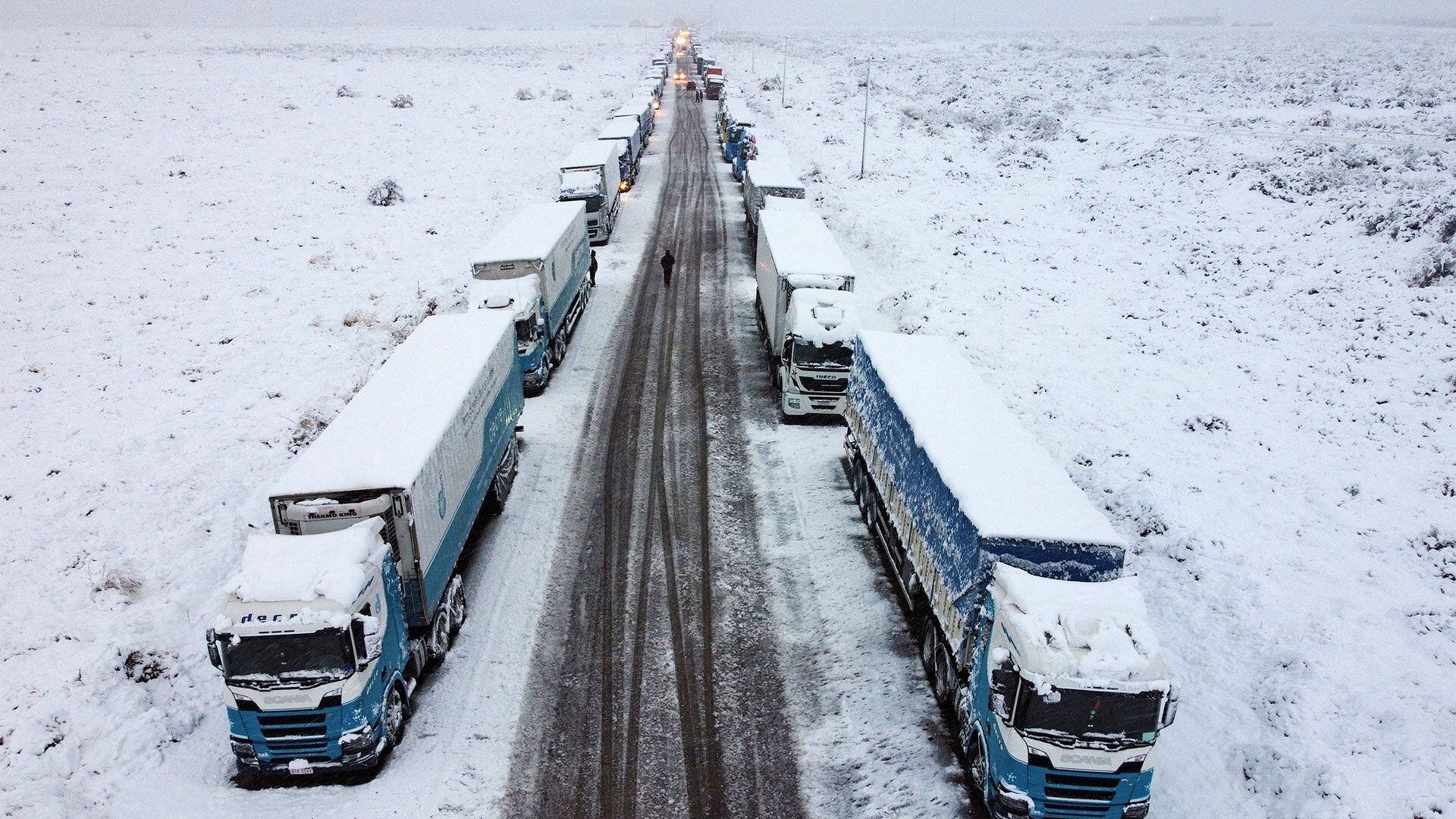 camiones-varados-por-un-temporal-en-Mendoza