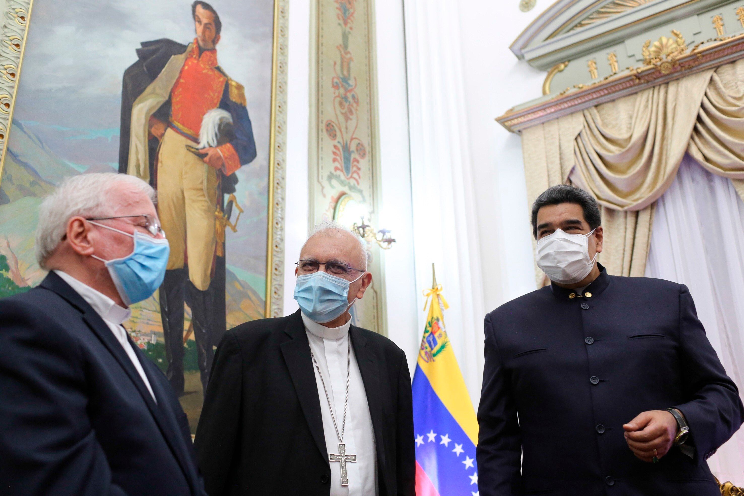 Fotografía de archivo en la que se registró a Nicolás Maduro, durante una reunión con el nuncio apostólico, Algo Giordano, y el cardenal Baltazar Porras, en el Palacio de Miraflores, en Caracas (EFE/Prensa Miraflores)