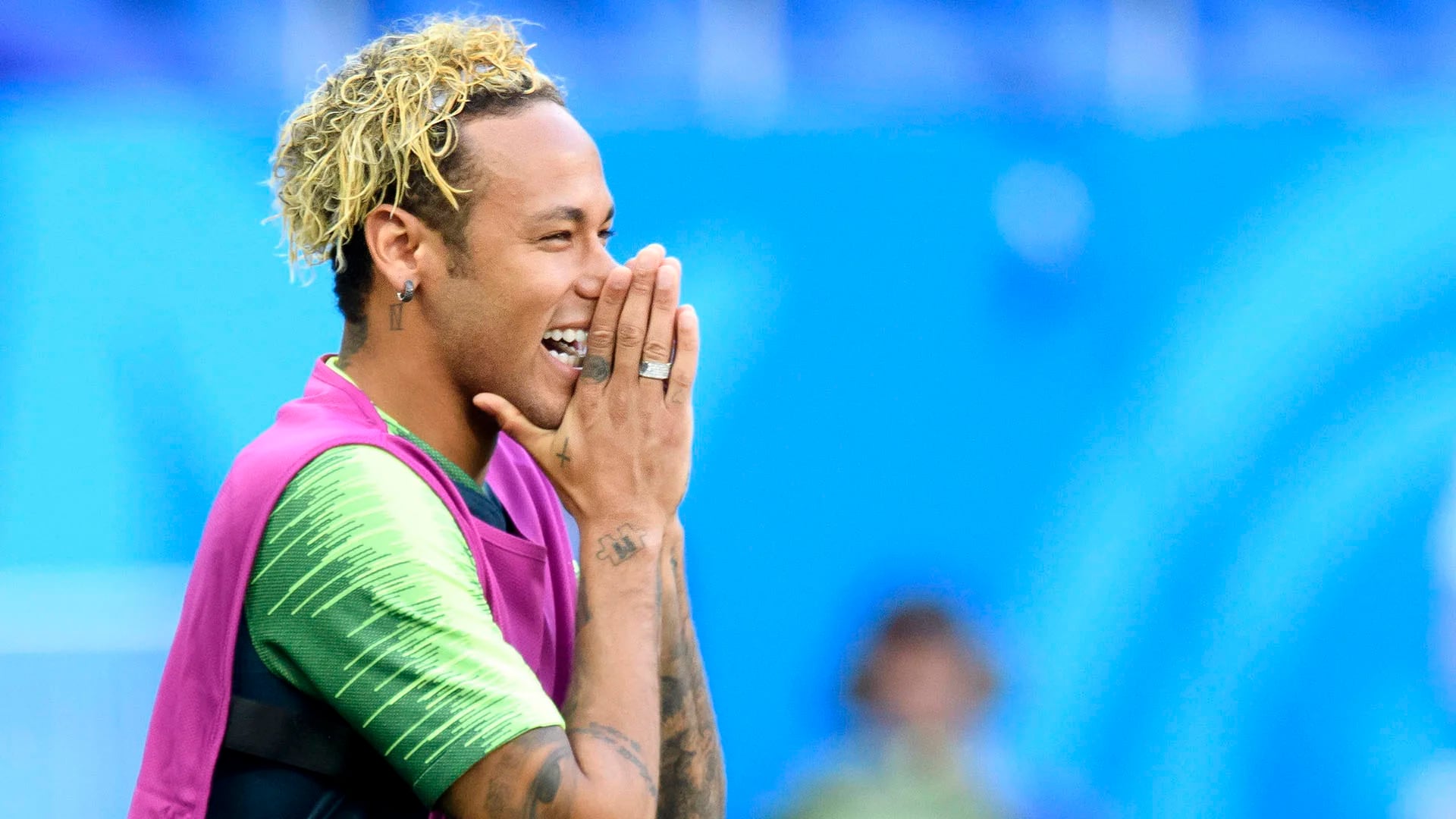 Neymar estrena peinado loco con diadema en el desfile de Louis Vuitton