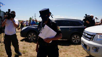 Un policía llegó con la notificación formal de desalojo 