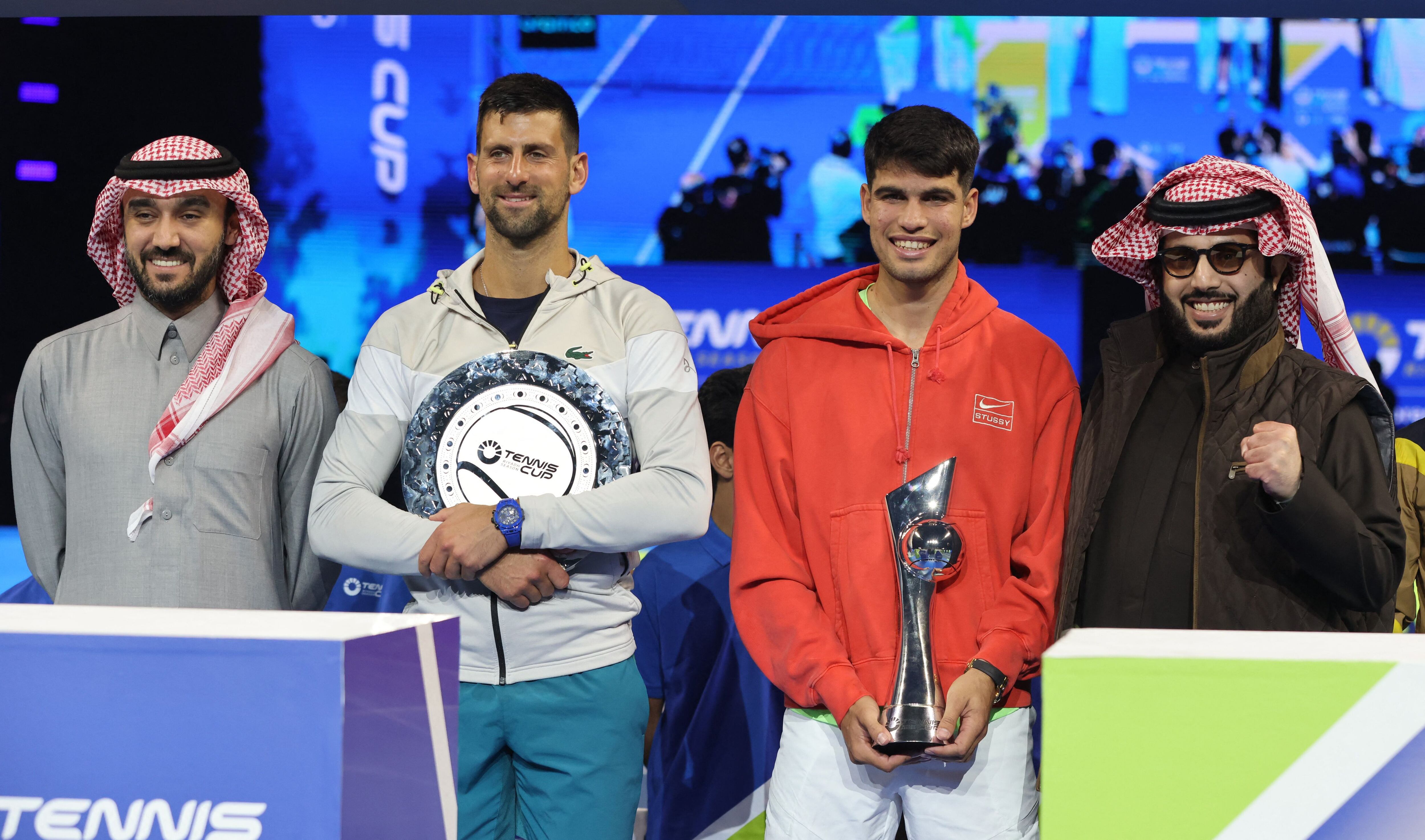 Djokovic y Alcaraz posan con los trofeos de la última exhibición en Riad (REUTERS).