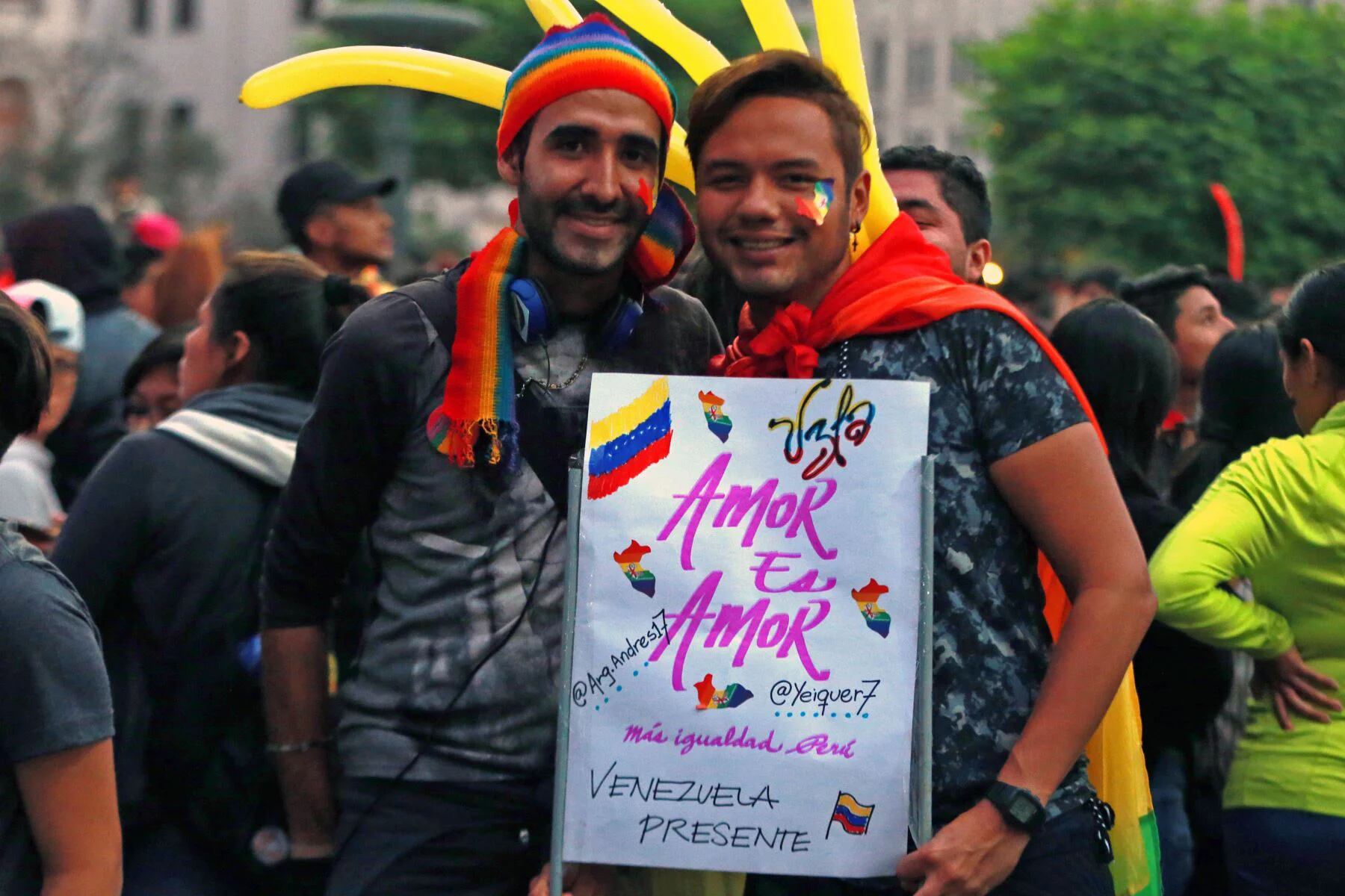 Celebrando la diversidad y el amor en las calles de Lima. ¡Un mar de colores en la marcha del Orgullo Gay! Foto: Andina.