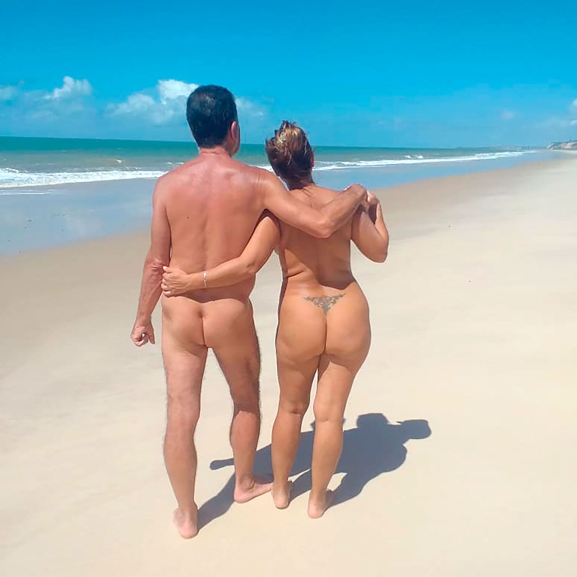 Son una pareja nudista y promueven el turismo al desnudo: las preguntas  sexuales que todos les hacen - Infobae