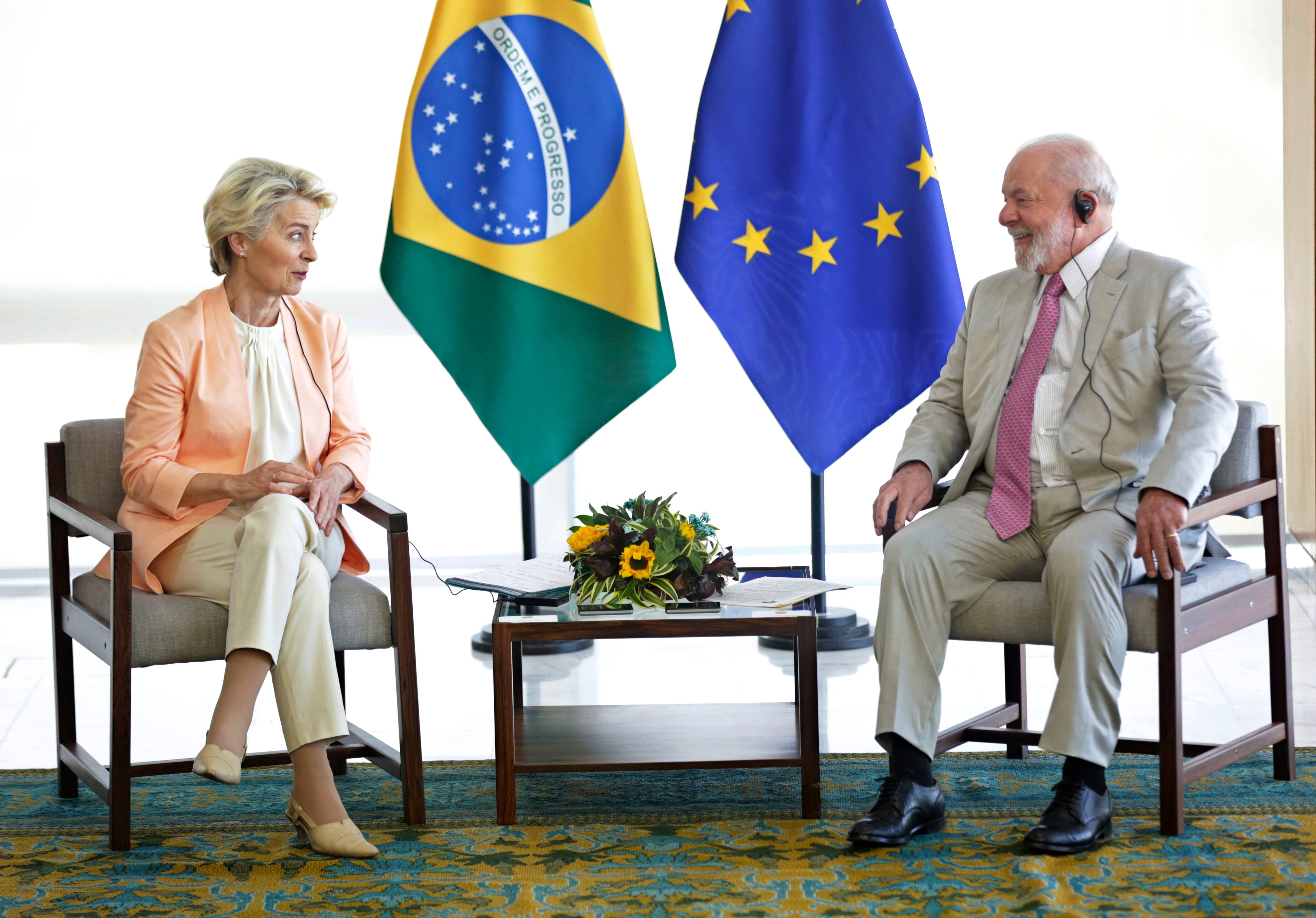 El presidente brasileño Luiz Inácio Lula da Silva, derecha, y la presidenta de la Comisión Europea, Ursula von der Leyen, dialogan en el palacio de Planalto el lunes 12 de junio de 2023, en Brasilia, Brasil. (AP Foto/Gustavo Moreno)