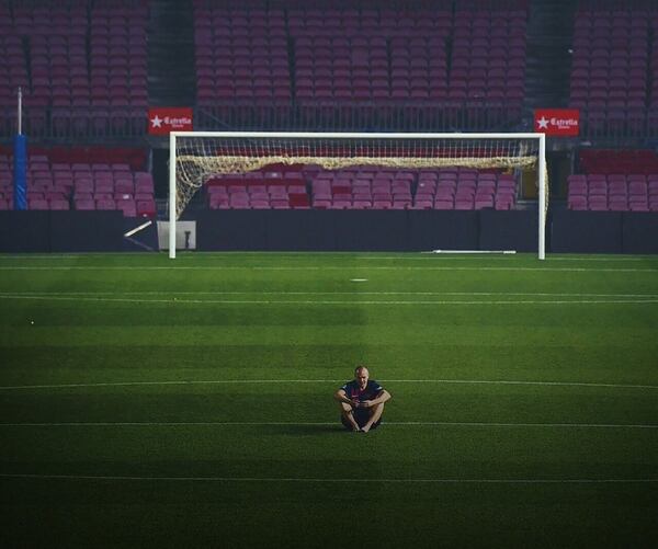 El futbolista, solo en el centro del Camp Nou (@PabloFMarino)
