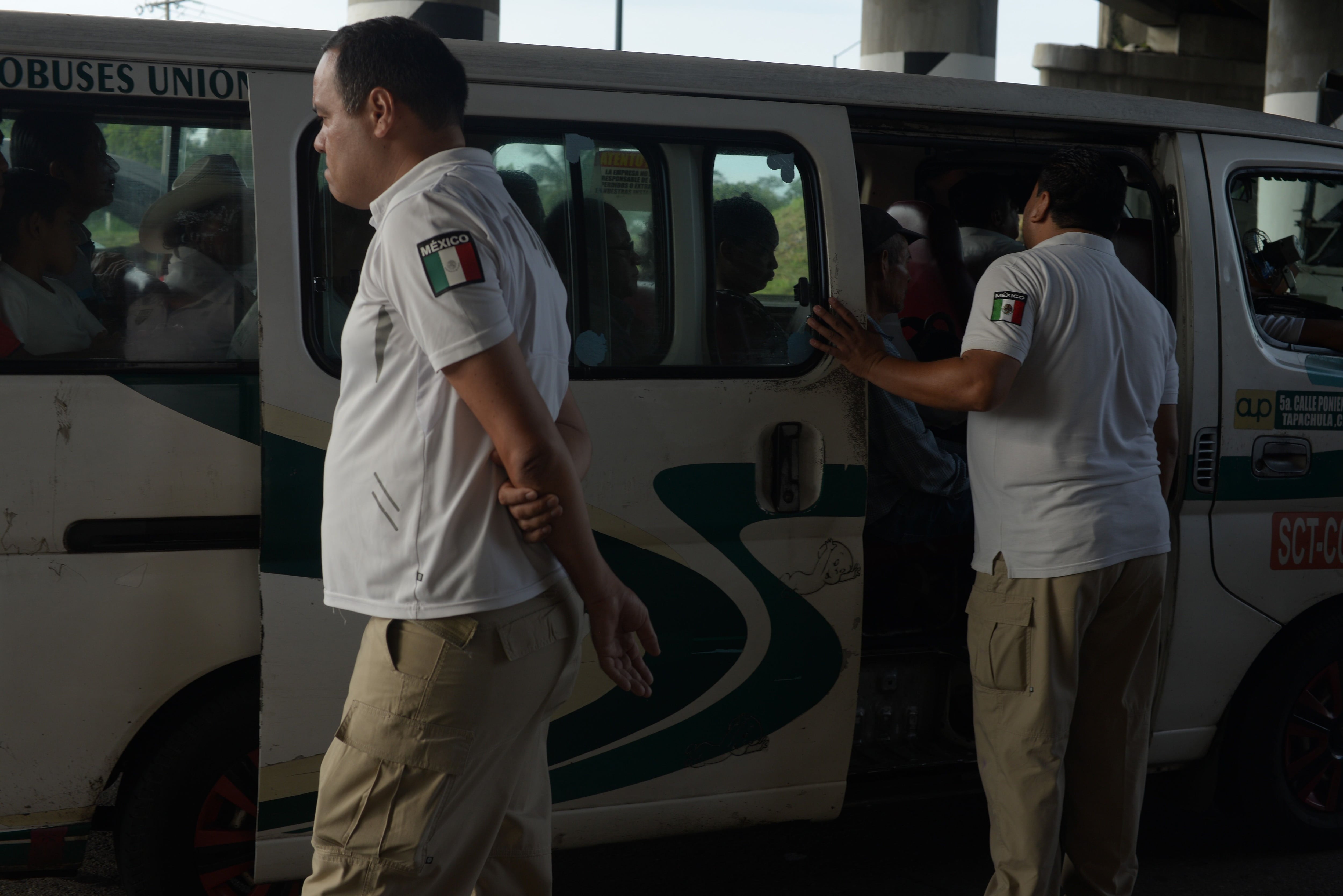 Los agentes fueron detenidos por hombres armados. FOTO: ISABEL MATEOS /CUARTOSCURO.COM