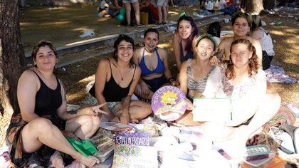 Desde la izquierda. Cobalto, Micaela, Emi, Daina, Fer, Ye y Lucila, La Colo: integrantes del Ciclo Peperina, llegaron desde Dock Sud, partido de Avellaneda (Foto: Catalina Calvo)